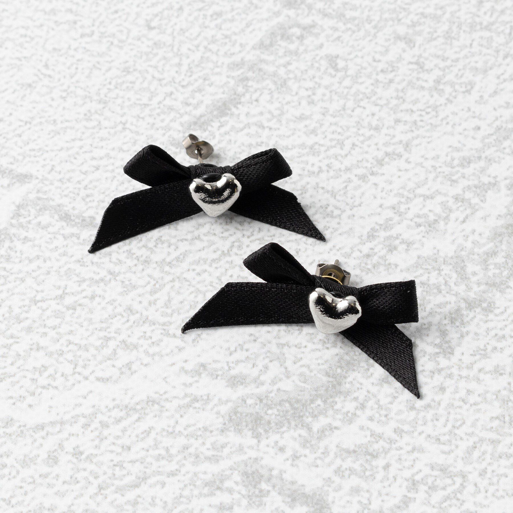 Grandedge「メタルピアス ハート ブラックリボン チタンポスト スタッドピアス」|ピアス|ｼﾙﾊﾞｰ(208)