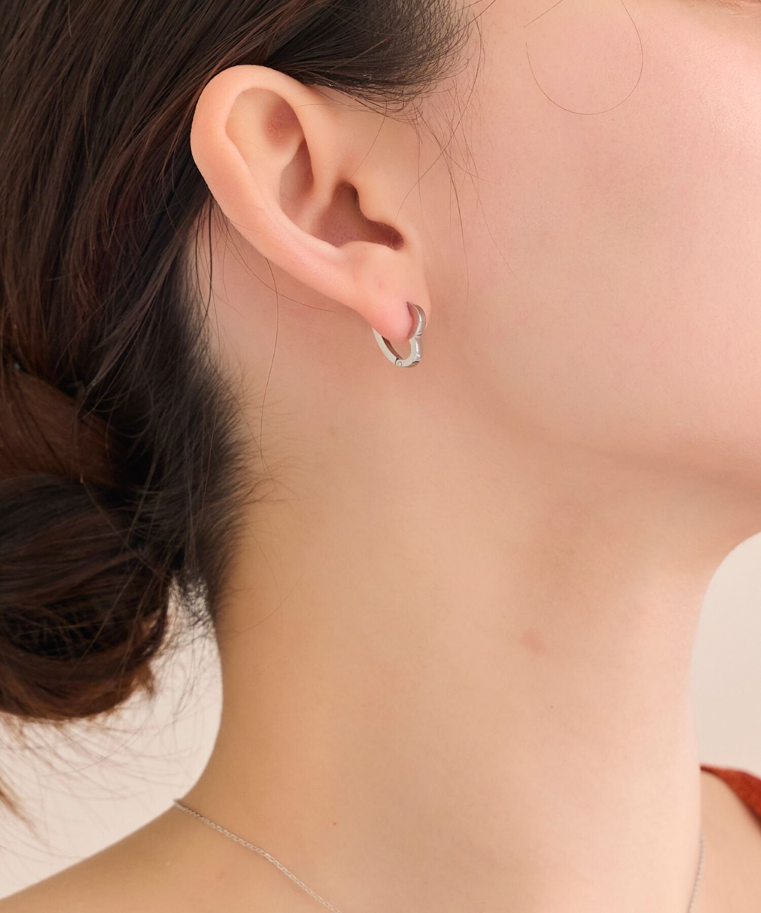 Phoebe「【金属アレルギー対応】ハートフープワンタッチピアス　シルバー/サージカルステンレス」|ピアス|