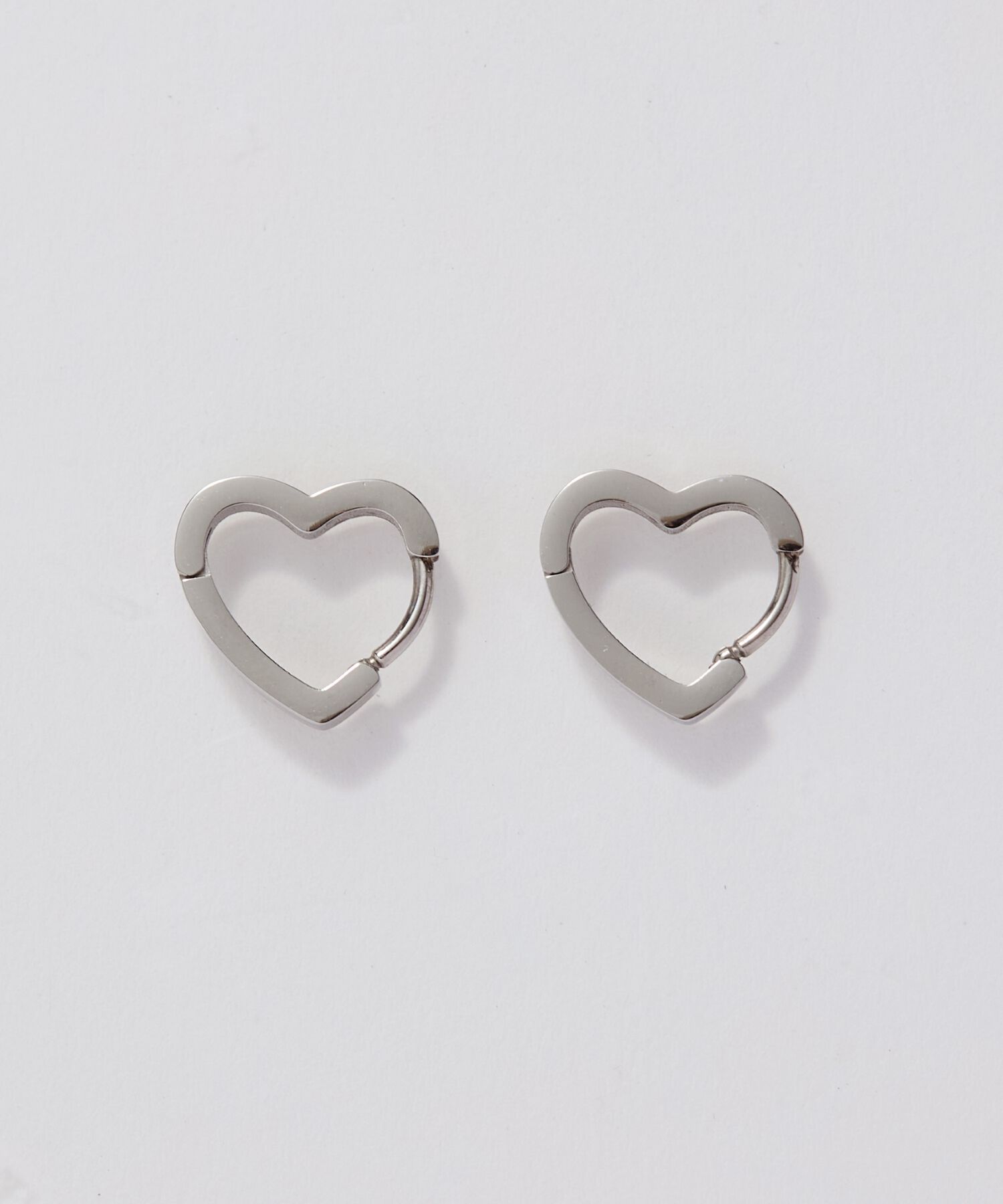 Phoebe「【金属アレルギー対応】ハートフープワンタッチピアス　シルバー/サージカルステンレス」|ピアス|