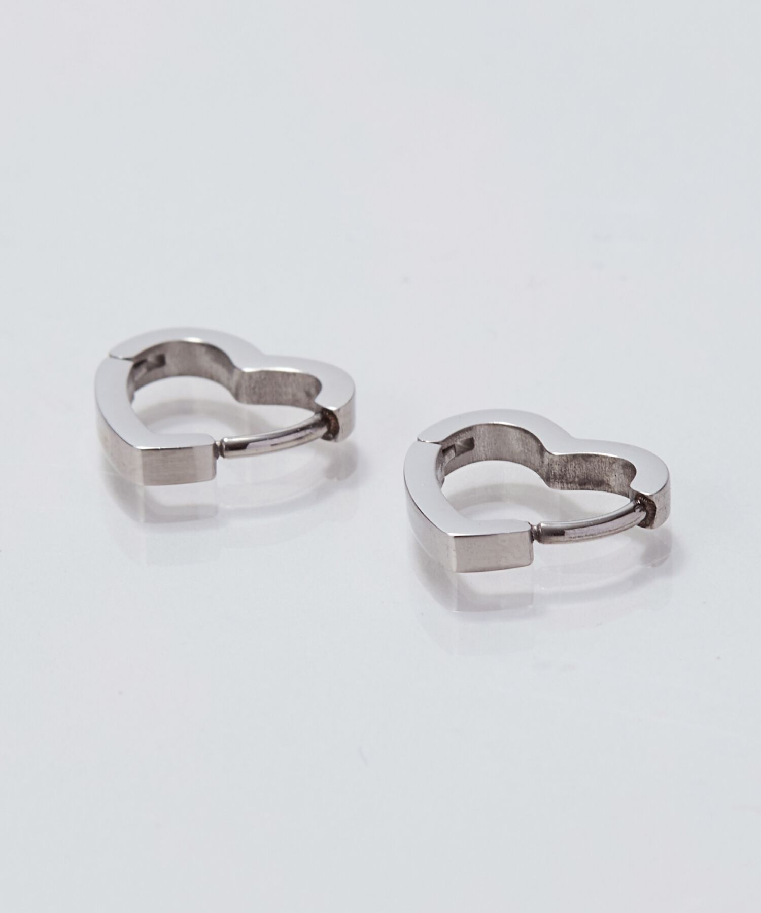 Phoebe「【金属アレルギー対応】ハートフープワンタッチピアス　シルバー/サージカルステンレス」|ピアス|