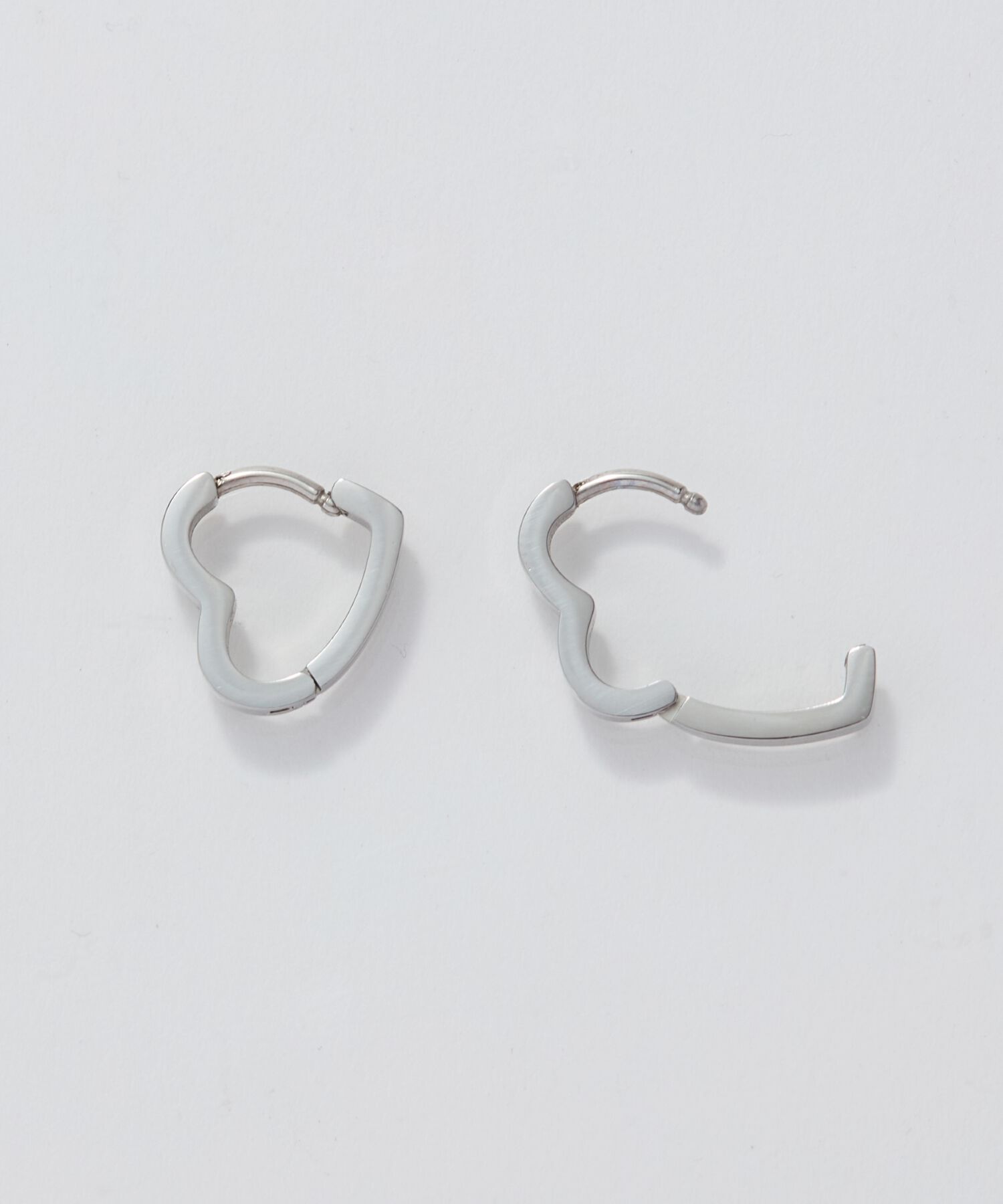 Phoebe「【金属アレルギー対応】ハートフープワンタッチピアス　シルバー/サージカルステンレス」|ピアス|