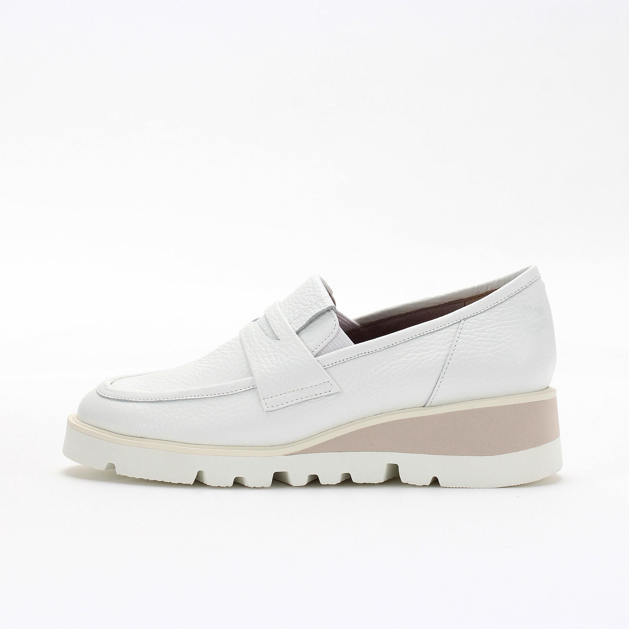 銀座かねまつ「RMWE2602PS1WHT 【本革】【Eウィズ】ヒールアップローファー」|スニーカー|