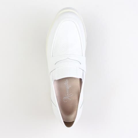 銀座かねまつ「RMWE2602PS1WHT 【本革】【Eウィズ】ヒールアップローファー」|スニーカー|