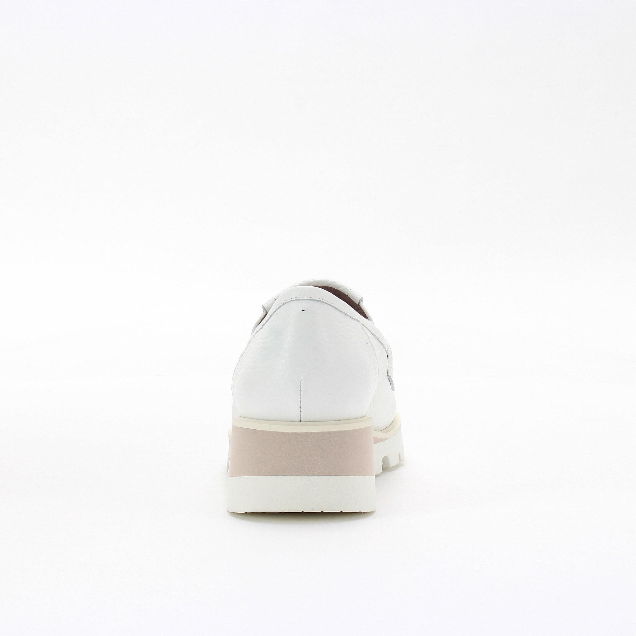 銀座かねまつ「RMWE2602PS1WHT 【本革】【Eウィズ】ヒールアップローファー」|スニーカー|