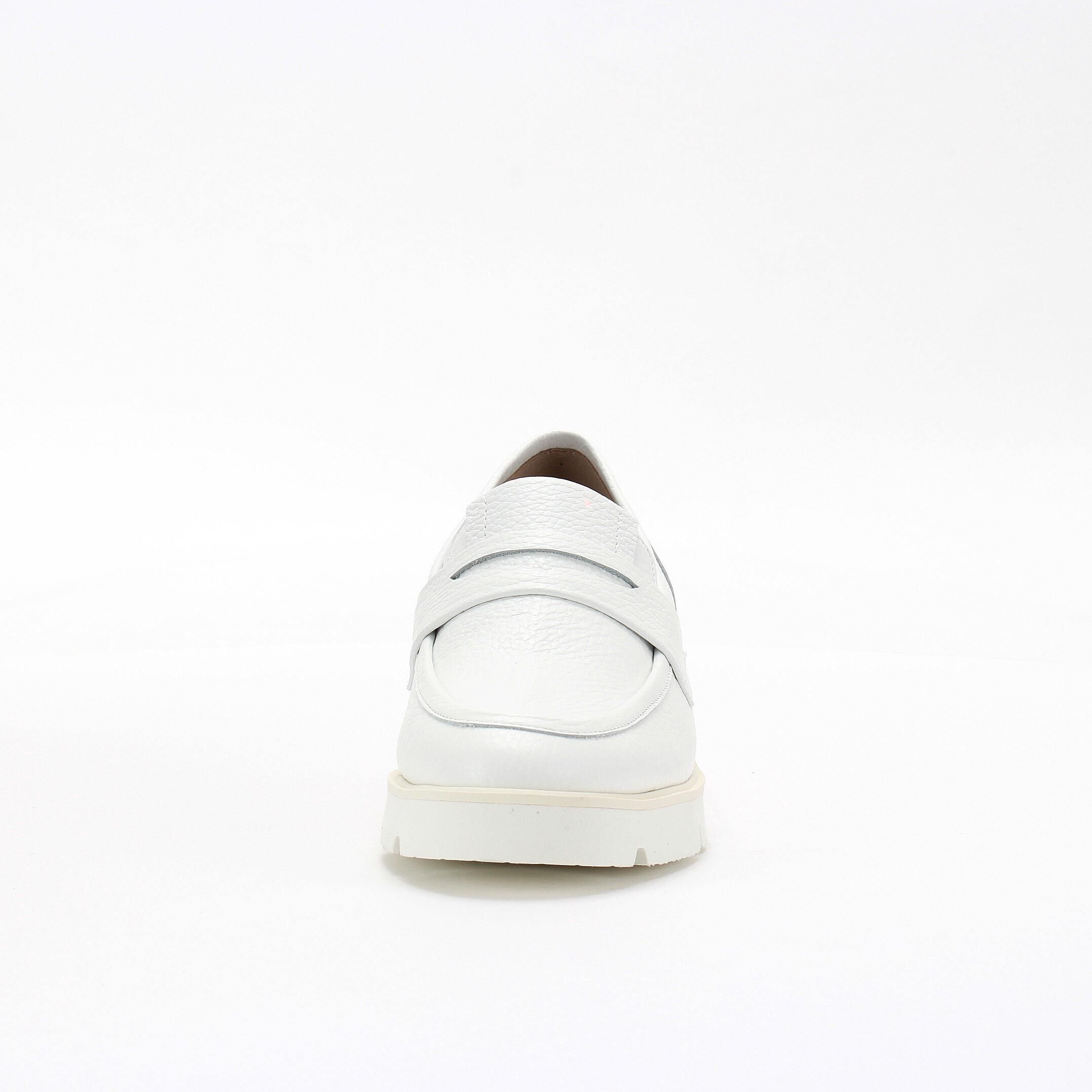 銀座かねまつ「RMWE2602PS1WHT 【本革】【Eウィズ】ヒールアップローファー」|スニーカー|