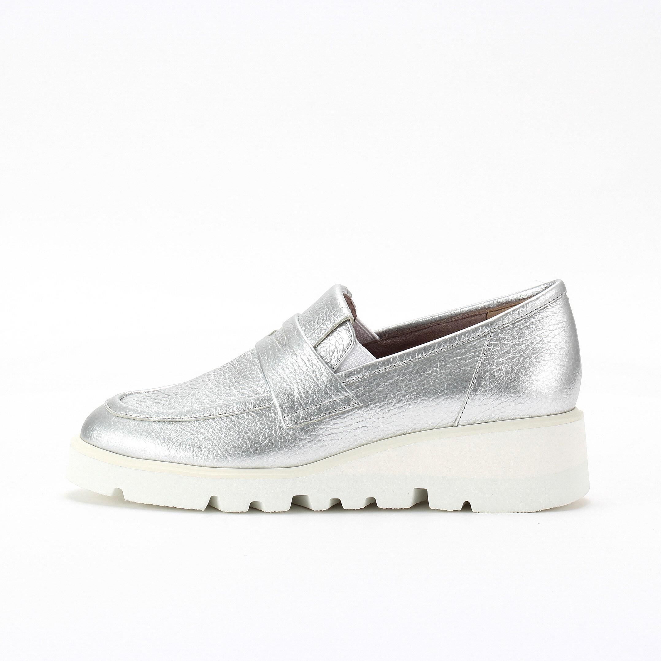 銀座かねまつ「RMWE2602METSLV 【本革】【Eウィズ】ヒールアップローファー」|スニーカー|