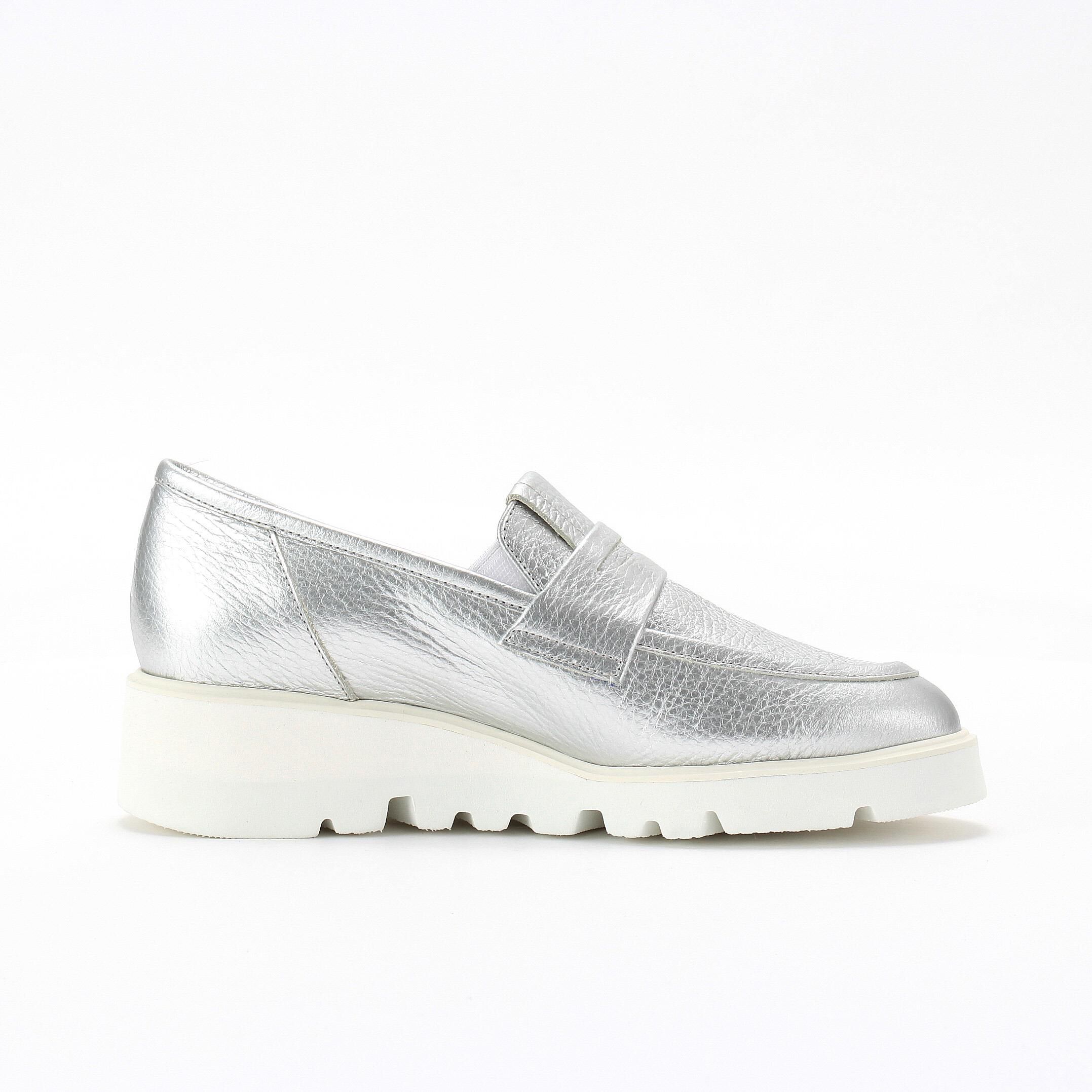 銀座かねまつ「RMWE2602METSLV 【本革】【Eウィズ】ヒールアップローファー」|スニーカー|