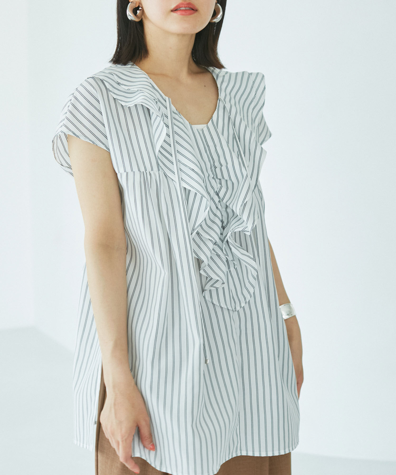 VIS「【夏トップス総選挙/お気に入り登録No.3】ラッフルチュニックブラウス【洗える】」|シャツ・ブラウス|オフホワイト(15)