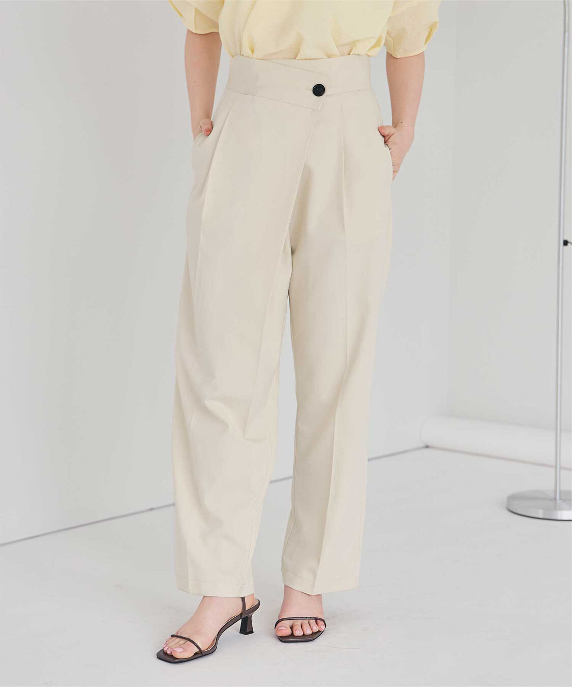 ur's「ラップ風デザインハイウエストパンツ」|スラックス|アイボリー