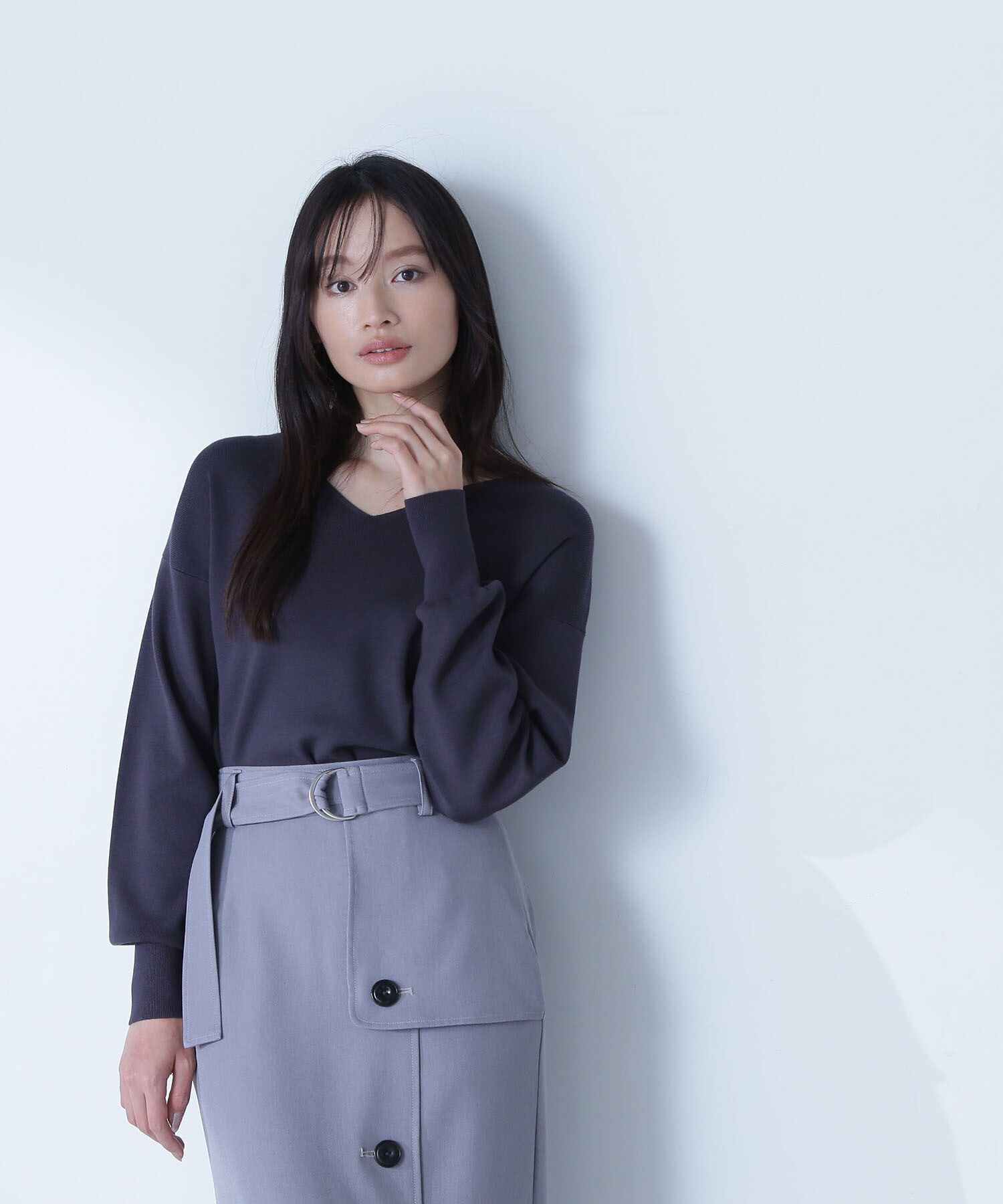  「総針ベーシックシリーズ Vネックニット」|ニット・セーター|チャコール1