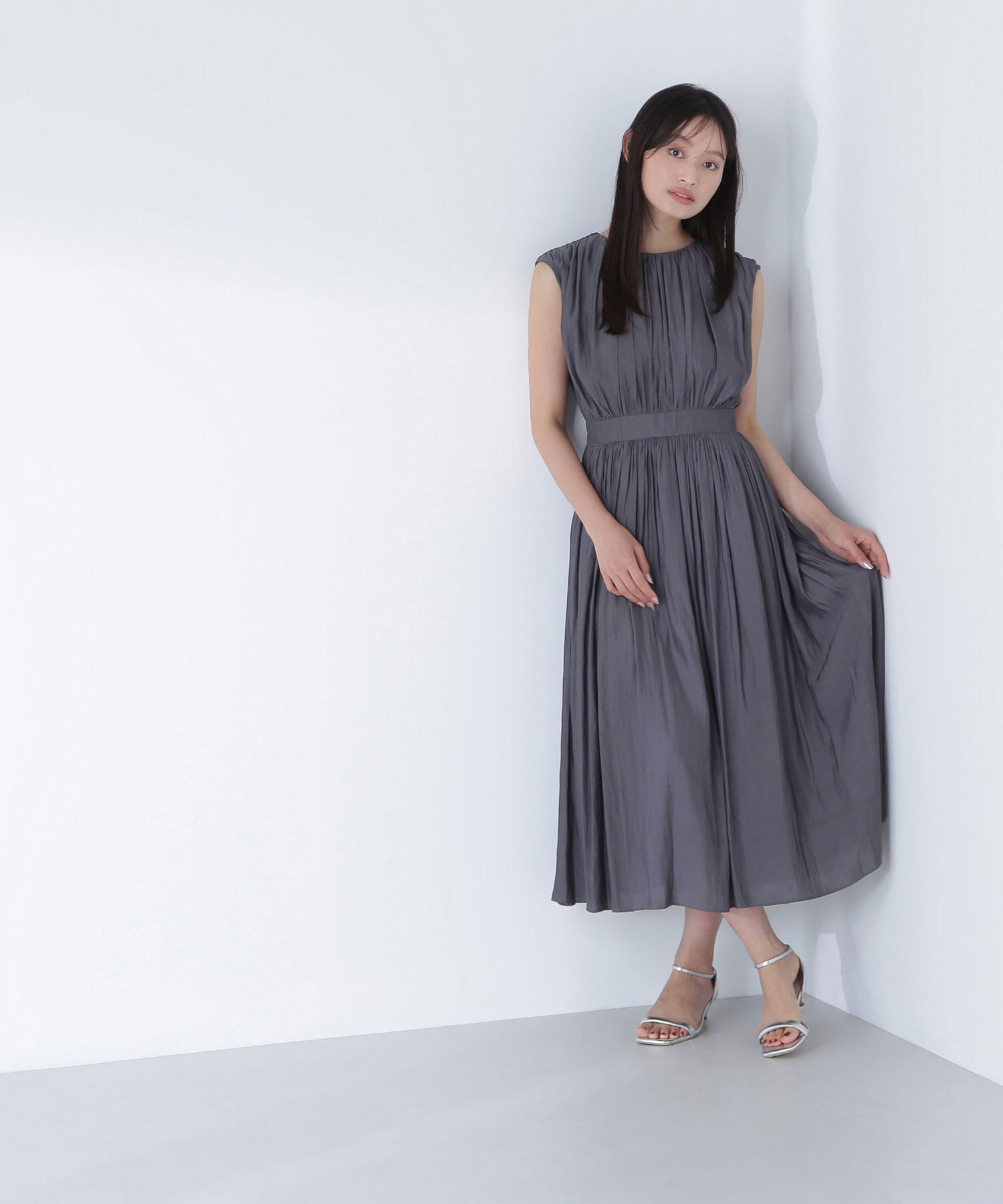  「割繊サテンギャザーワンピース」|ワンピース|チャコール1