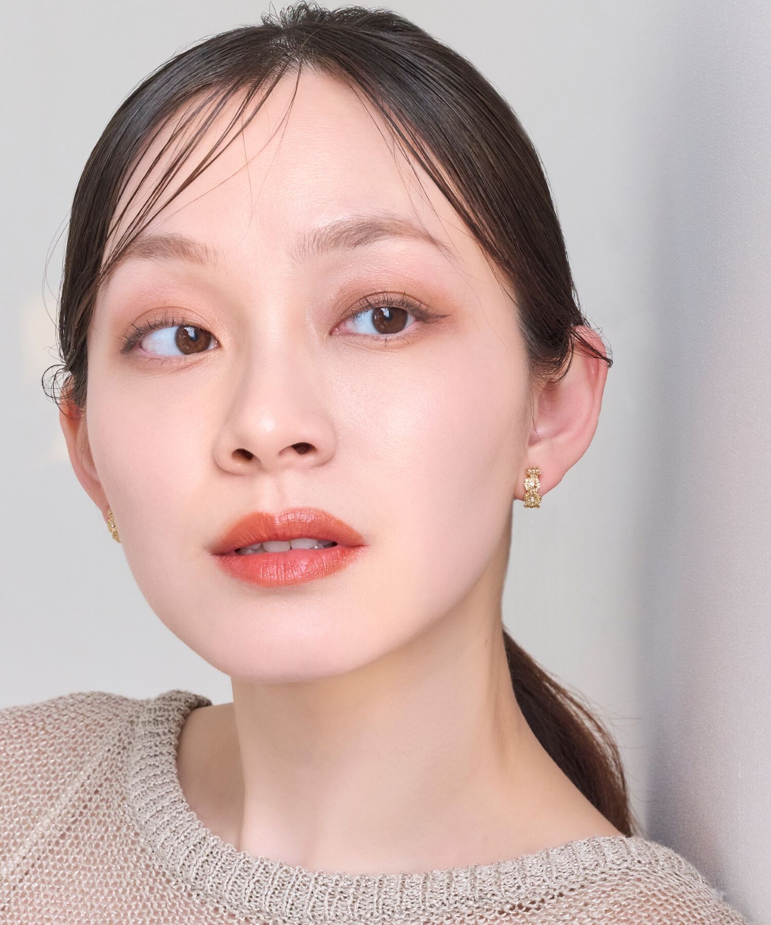 Phoebe「【痛くないシリーズ/金属アレルギー対応】マーガレットフラワーフープライトフィットイヤリング　ゴールド」|イヤリング|