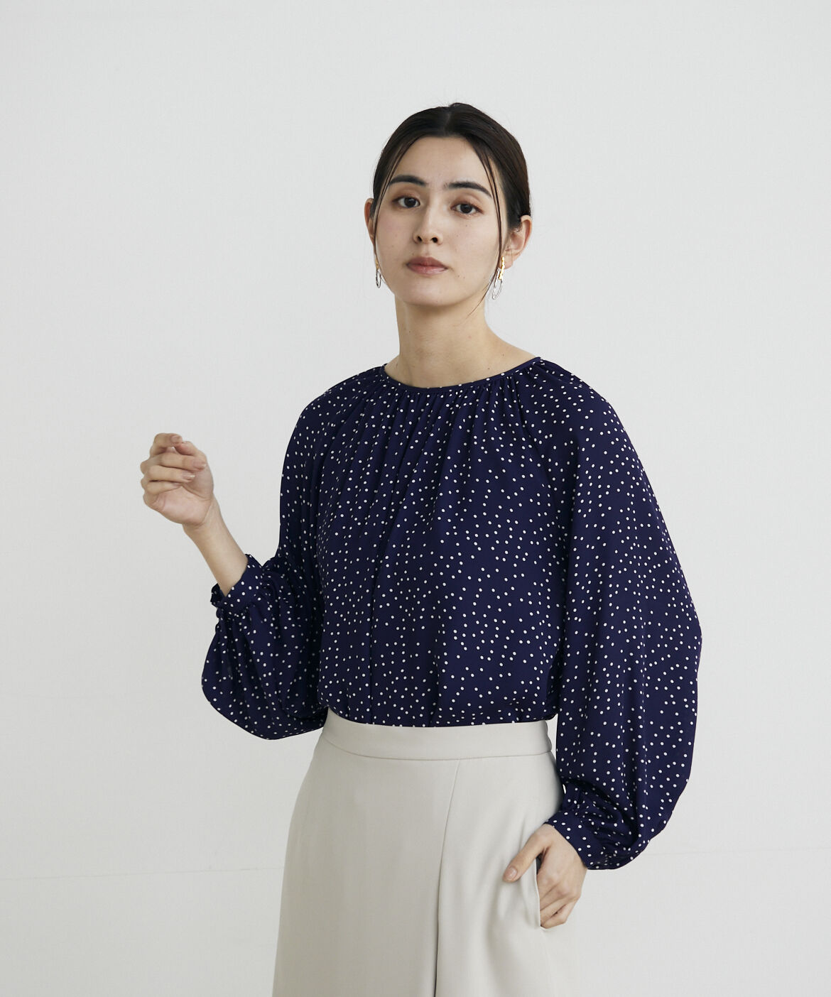 7-IDconcept.「ランダムドットプリントギャザーブラウス」|シャツ・ブラウス|ネイビー