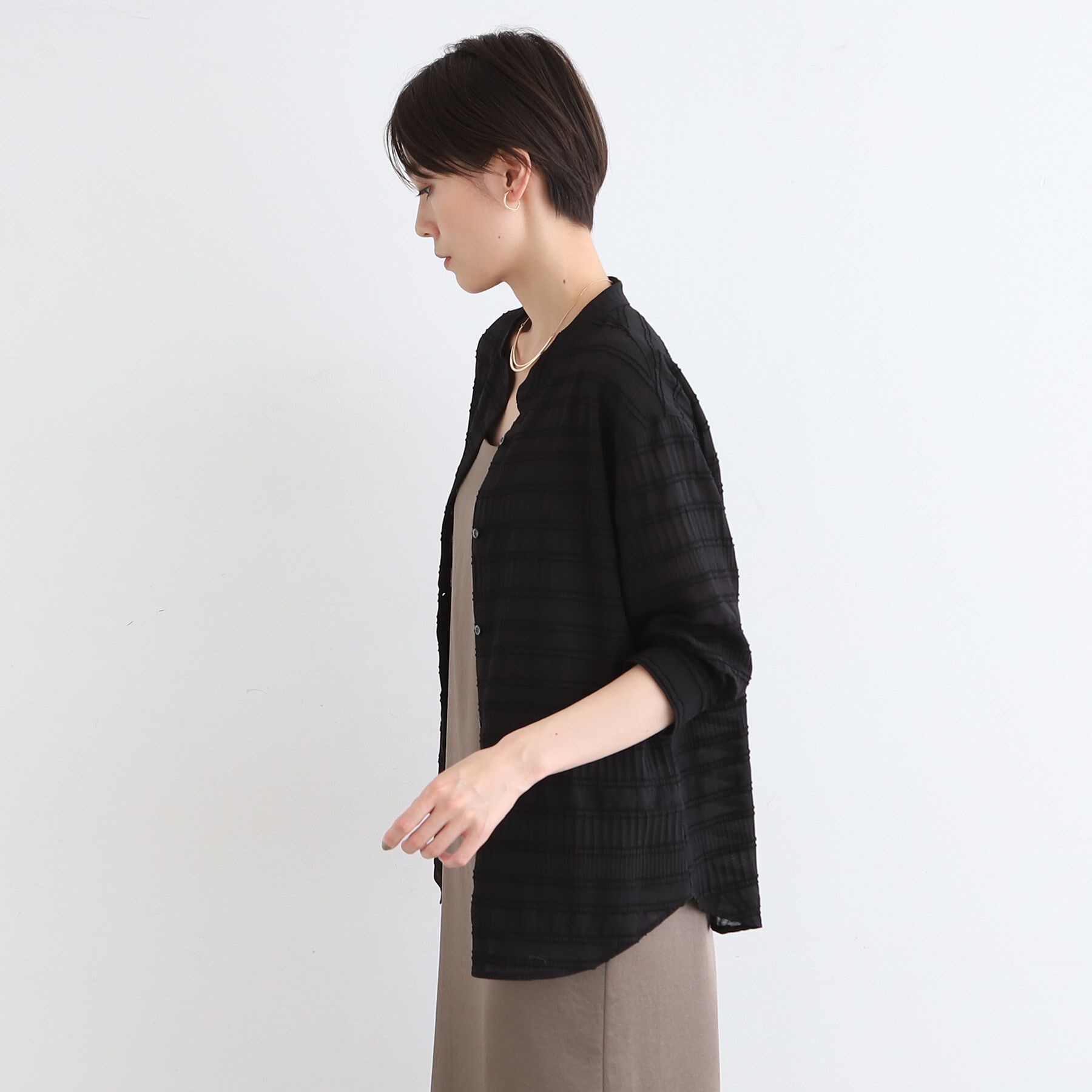 INDIVI「【洗える】シャーリングバンドカラーブラウス」|シャツ・ブラウス|