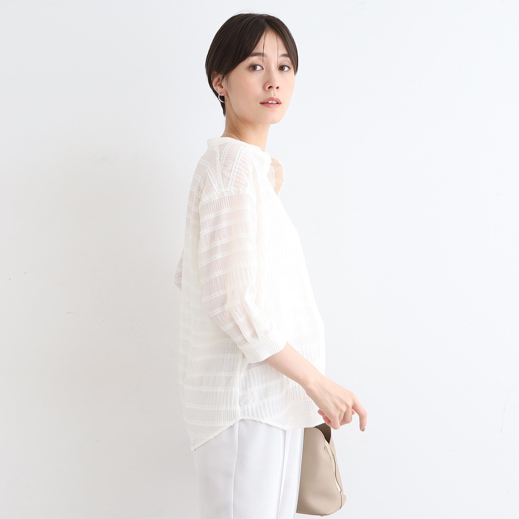 INDIVI「【洗える】シャーリングバンドカラーブラウス」|シャツ・ブラウス|