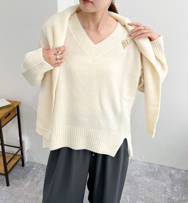 fredy emue「CASHMILE WOOL Vネックプルオーバー（ブローチ付き）」|ニット・セーター|オフホワイト