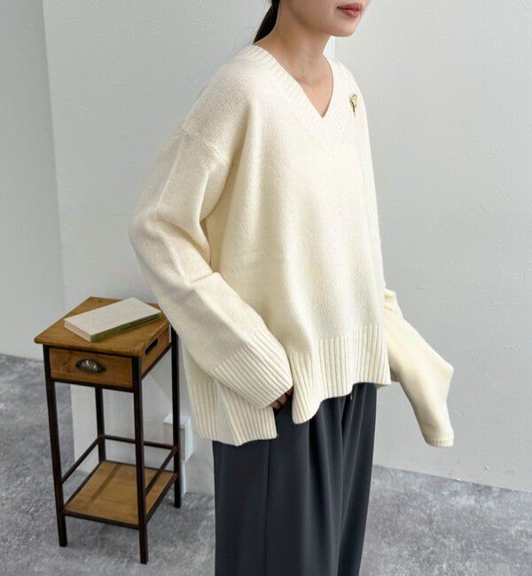 fredy emue「CASHMILE WOOL Vネックプルオーバー（ブローチ付き）」|ニット・セーター|