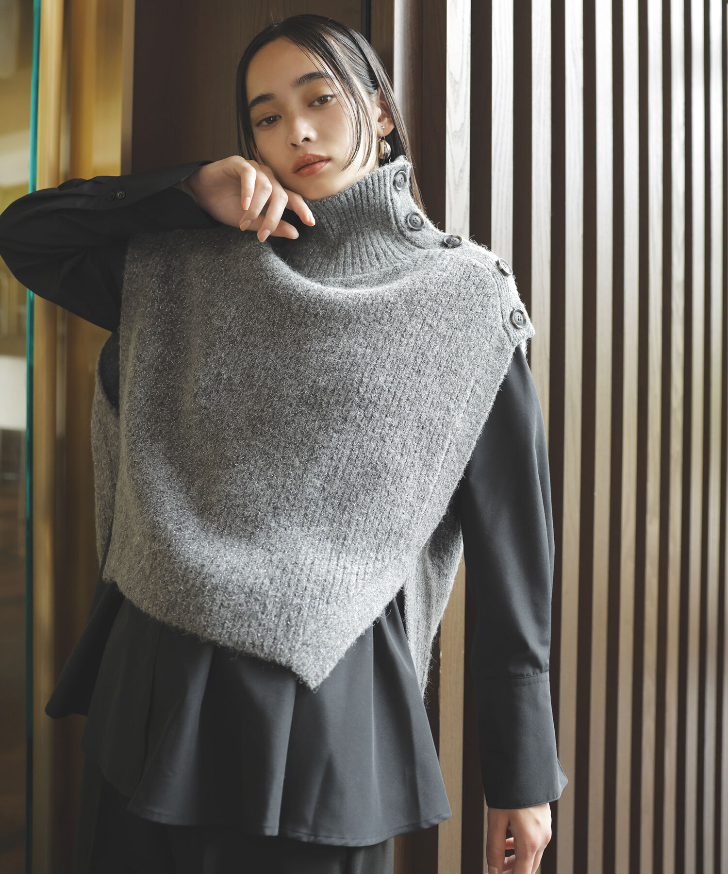 VIS「ラメ混ボタンデザインポンチョベスト」|ニット・セーター|