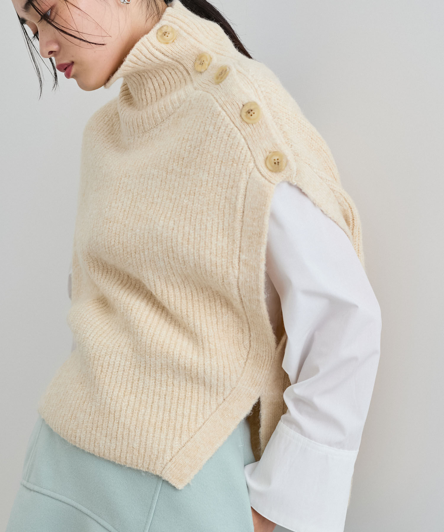 VIS「ラメ混ボタンデザインポンチョベスト」|ニット・セーター|