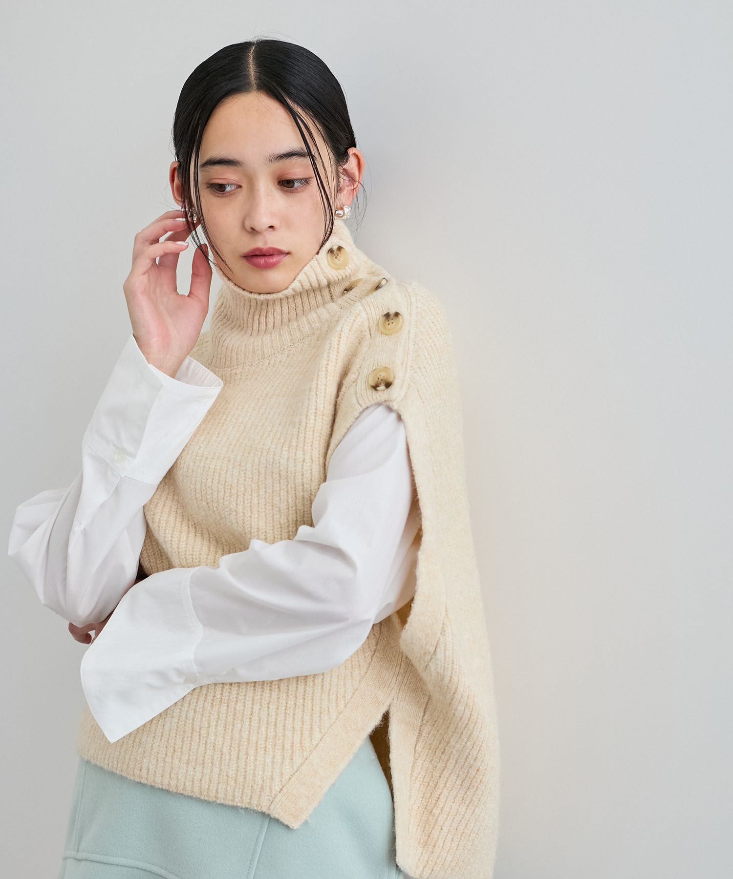 VIS「ラメ混ボタンデザインポンチョベスト」|ニット・セーター|