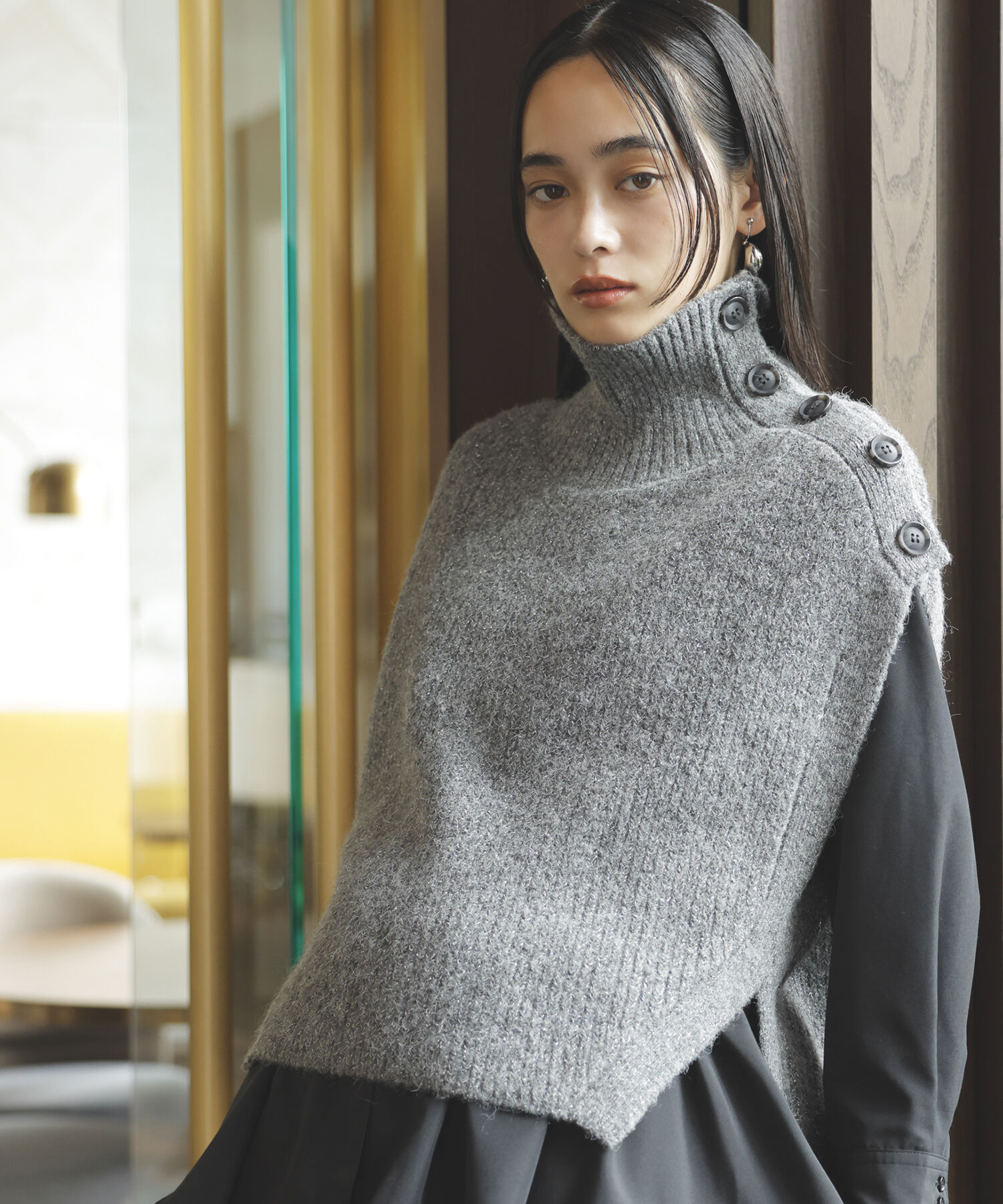 VIS「ラメ混ボタンデザインポンチョベスト」|ニット・セーター|