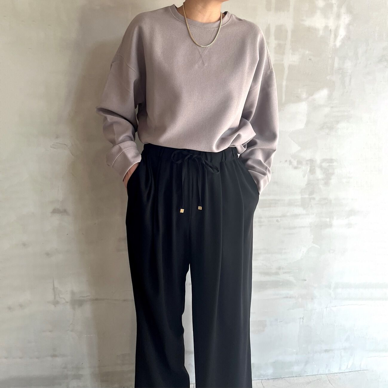 HELIOPOLE「HELIOPOLE BACK SATIN EASY TUCK PANTS」|チノ|