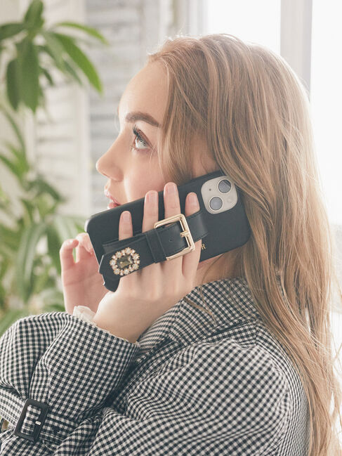 Maison de FLEUR「ビジューバックルベルトアイフォン14ケース」|モバイルケース|