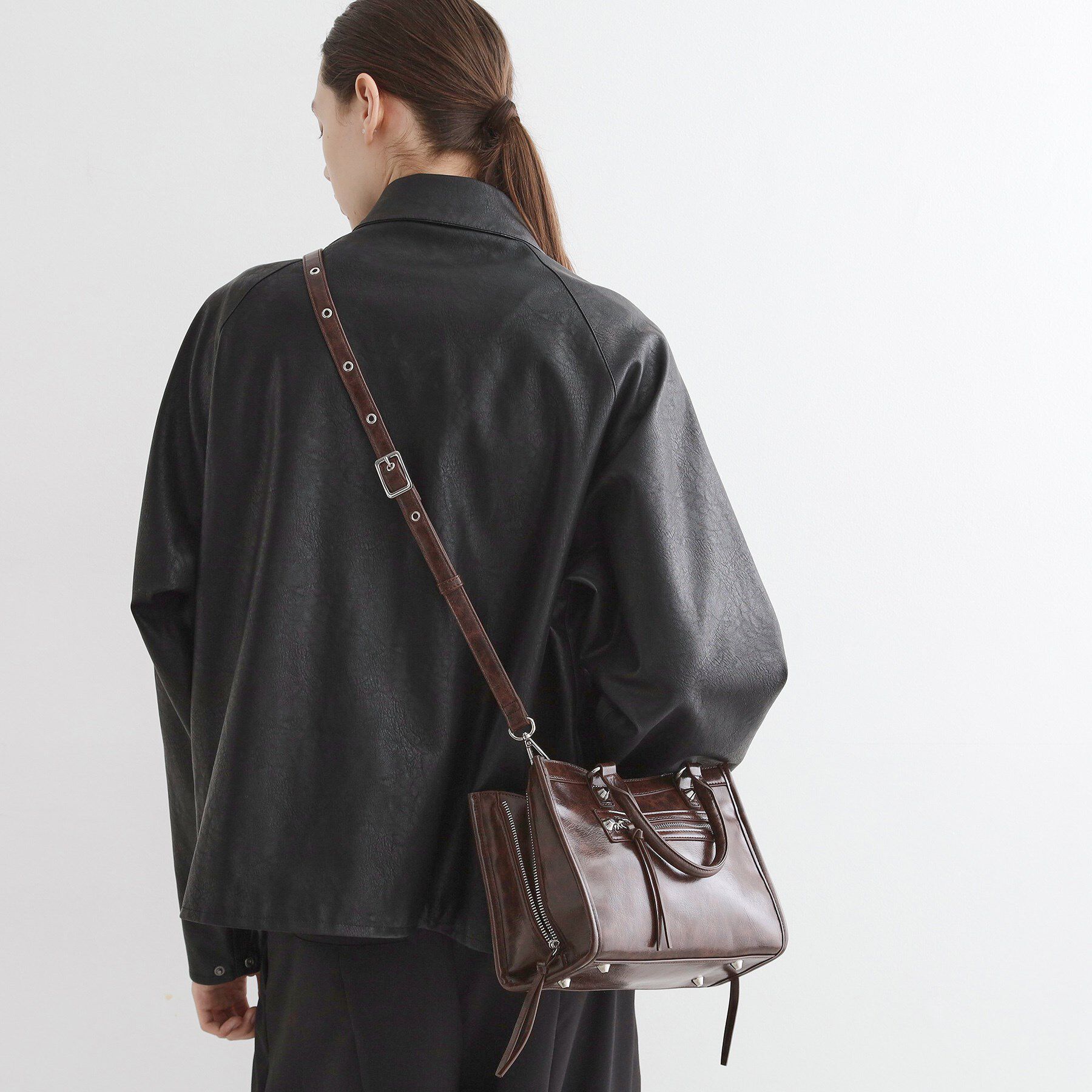 tk.TAKEO KIKUCHI「【FANCYシリーズ】スタッズスクエアボストンバッグ」|ショルダー・メッセンジャー|ブラウン(044)