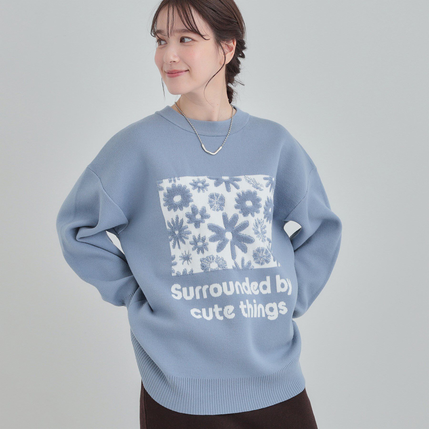 SHOO･LA･RUE「【体型カバー】ちくちくしにくい お花ロゴジャカードスウェットライクニット」|ニット・セーター|ブルー(291)