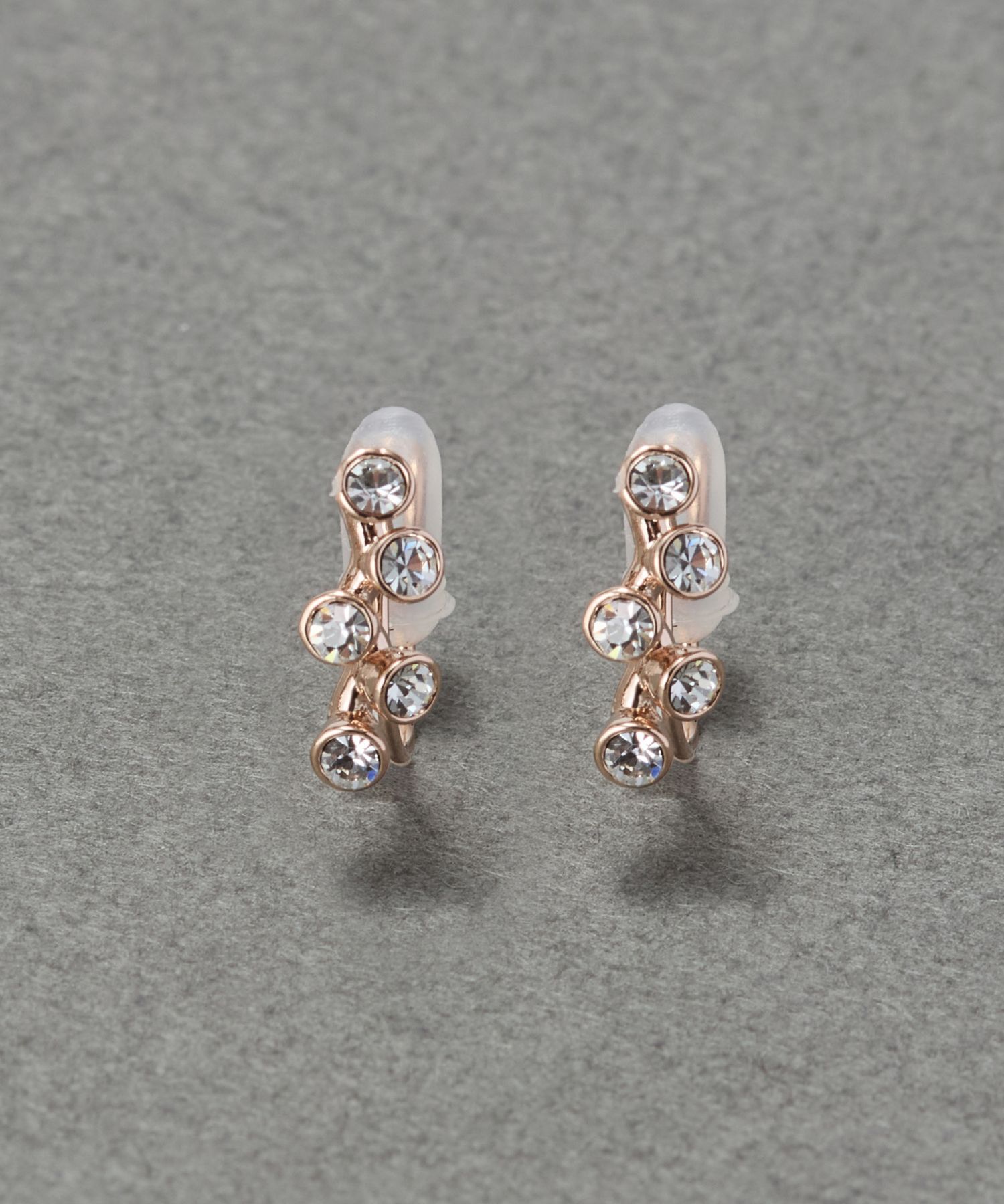 Phoebe「【金属アレルギー対応/痛くないシリーズ】ランダムプチベゼルライトフィットイヤリングシャンパンゴールド」|イヤリング|シャンパンゴールド