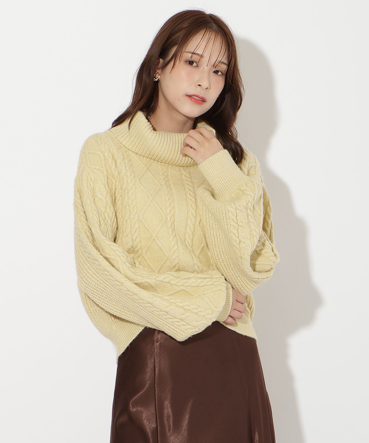 アンドクチュール「ラメケーブルタートルニットプルオーバー」|ニット・セーター|イエロー