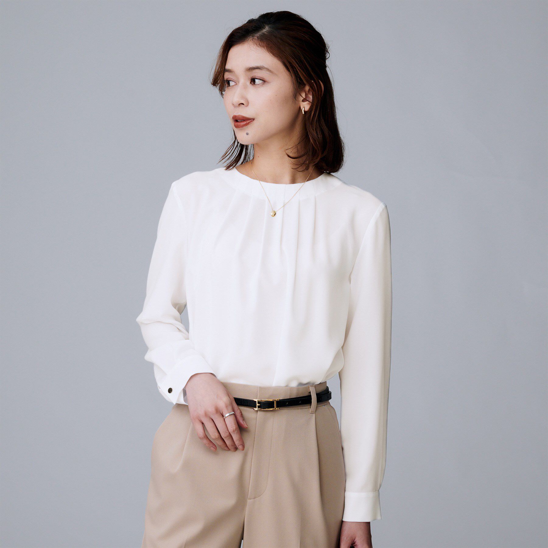 UNTITLED「【洗える/フォーマル/スーツインナー】タックブラウス」|シャツ・ブラウス|ホワイト(001)