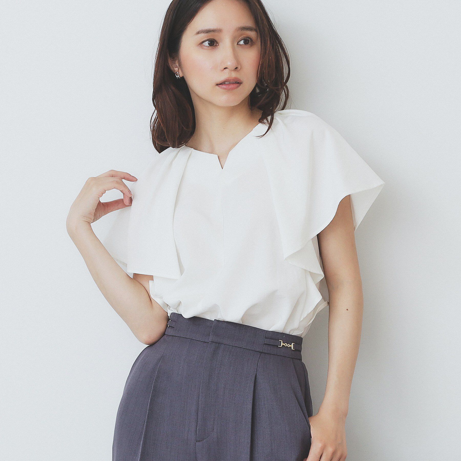 index「《7色展開/S-LLサイズ》フリルタックスリーブキーネックブラウス【吸水速乾/洗濯機可/イージーアイ」|シャツ・ブラウス|