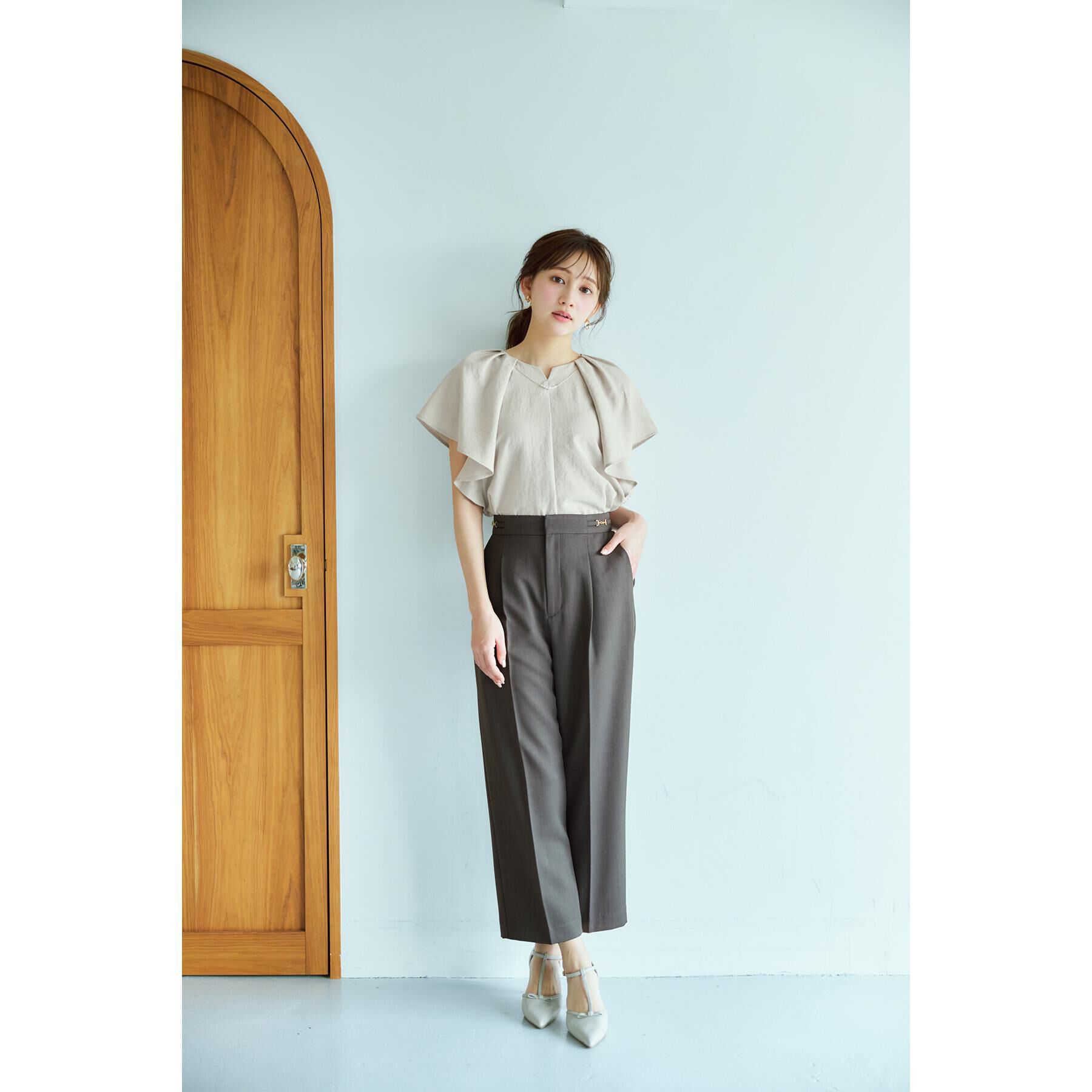 index「《7色展開/S-LLサイズ》フリルタックスリーブキーネックブラウス【吸水速乾/洗濯機可/イージーアイ」|シャツ・ブラウス|