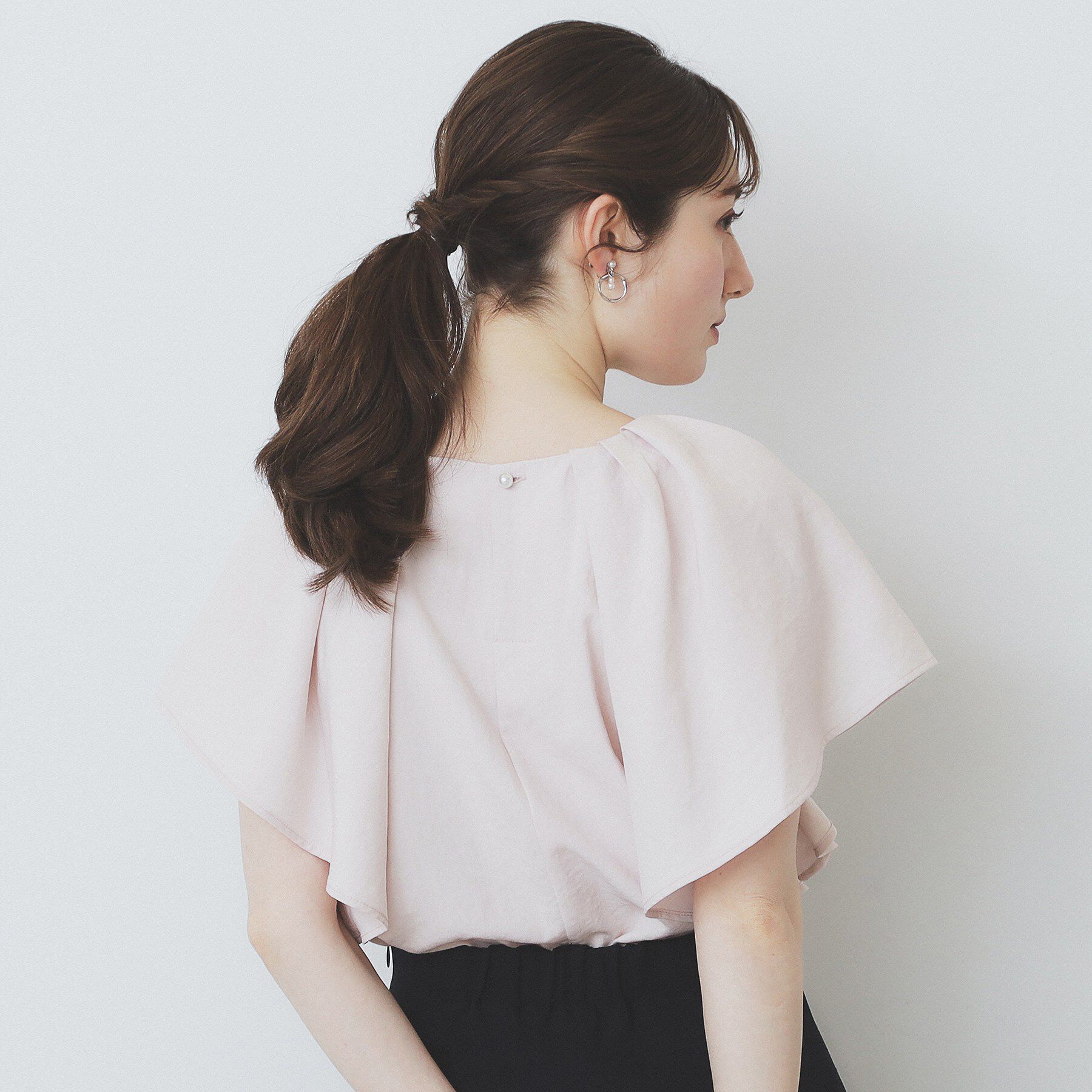 index「《7色展開/S-LLサイズ》フリルタックスリーブキーネックブラウス【吸水速乾/洗濯機可/イージーアイ」|シャツ・ブラウス|