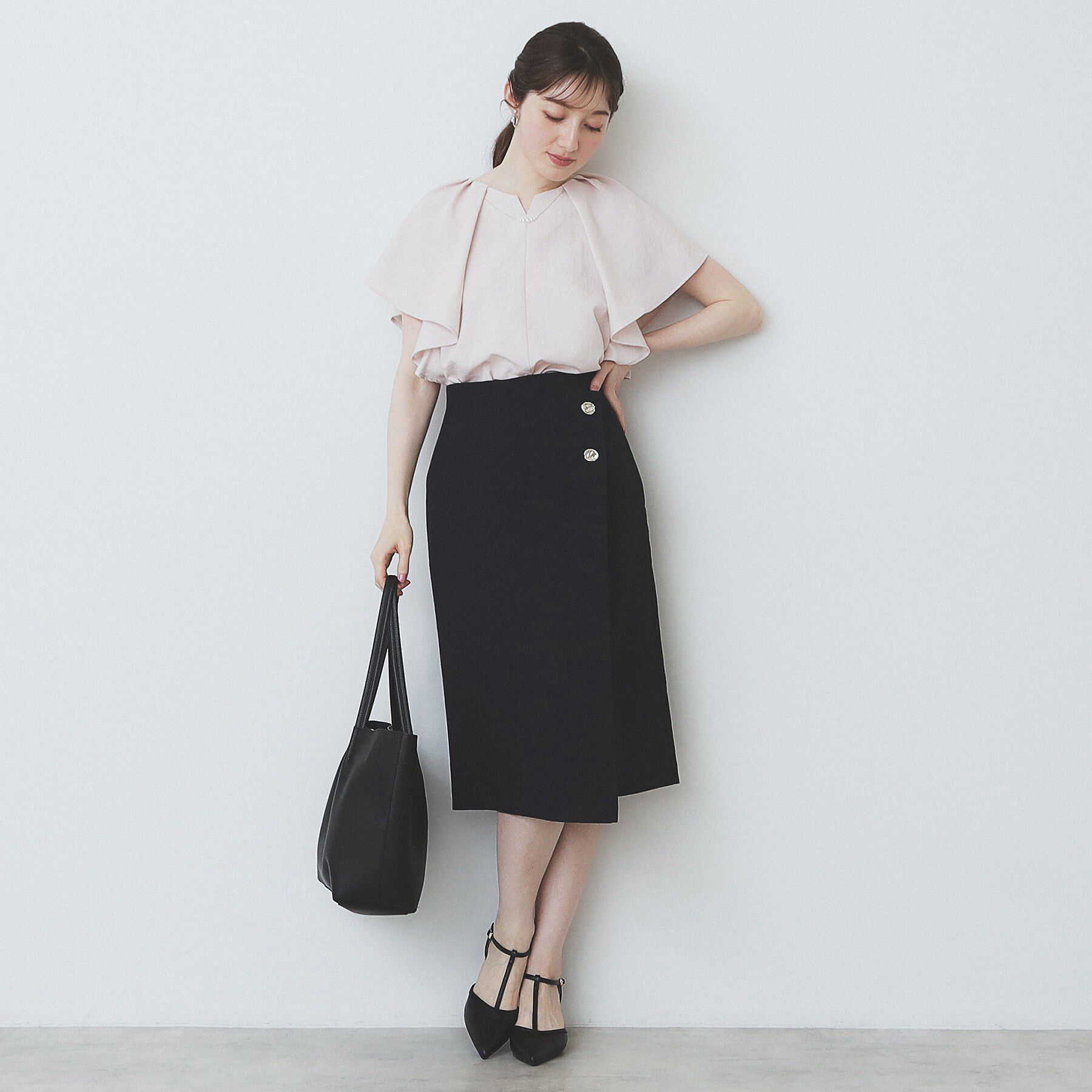 index「《7色展開/S-LLサイズ》フリルタックスリーブキーネックブラウス【吸水速乾/洗濯機可/イージーアイ」|シャツ・ブラウス|