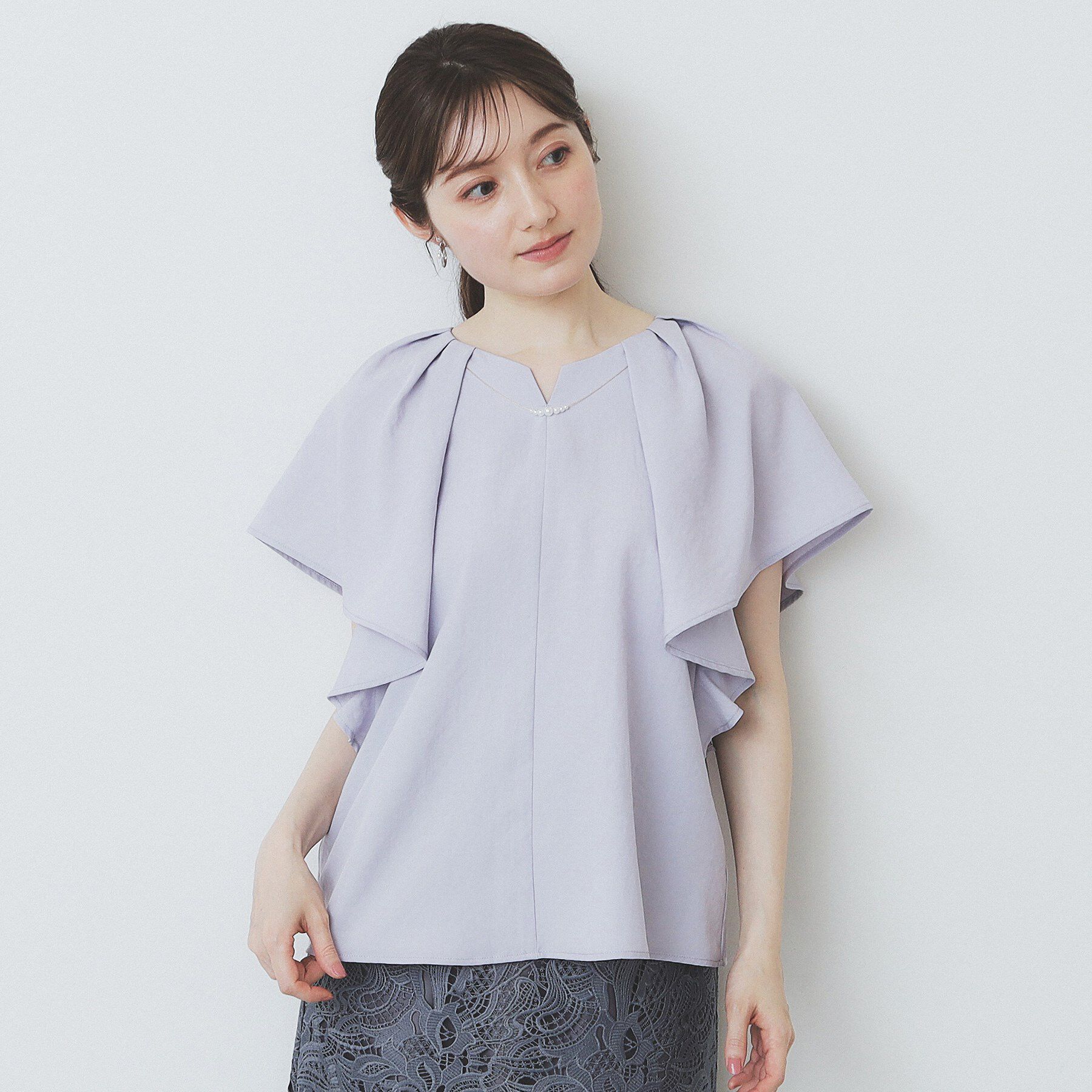 index「《7色展開/S-LLサイズ》フリルタックスリーブキーネックブラウス【吸水速乾/洗濯機可/イージーアイ」|シャツ・ブラウス|