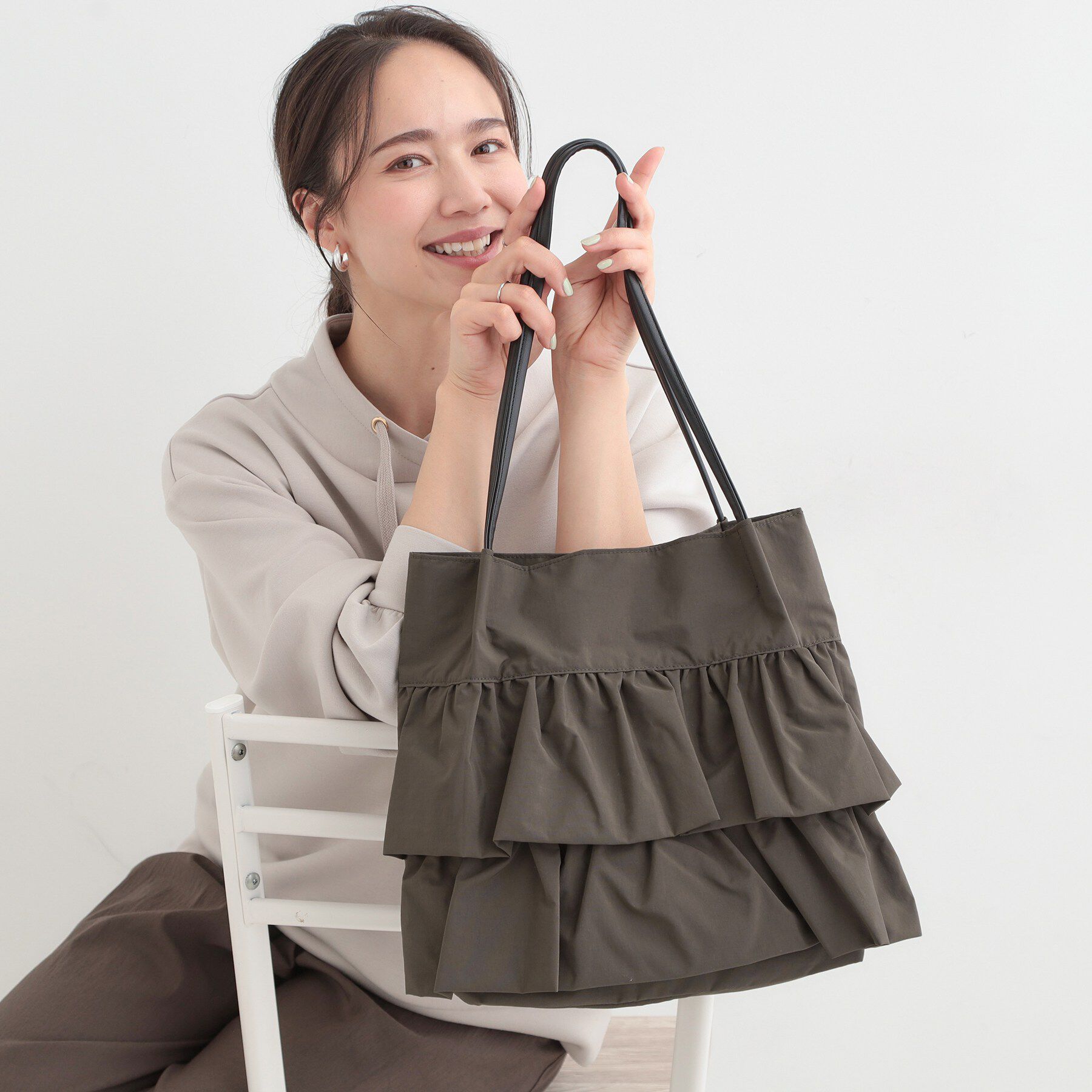 SHOO･LA･RUE「【撥水】つまみハンドルフリルトートバッグ」|トートバッグ|モカブラウン(042