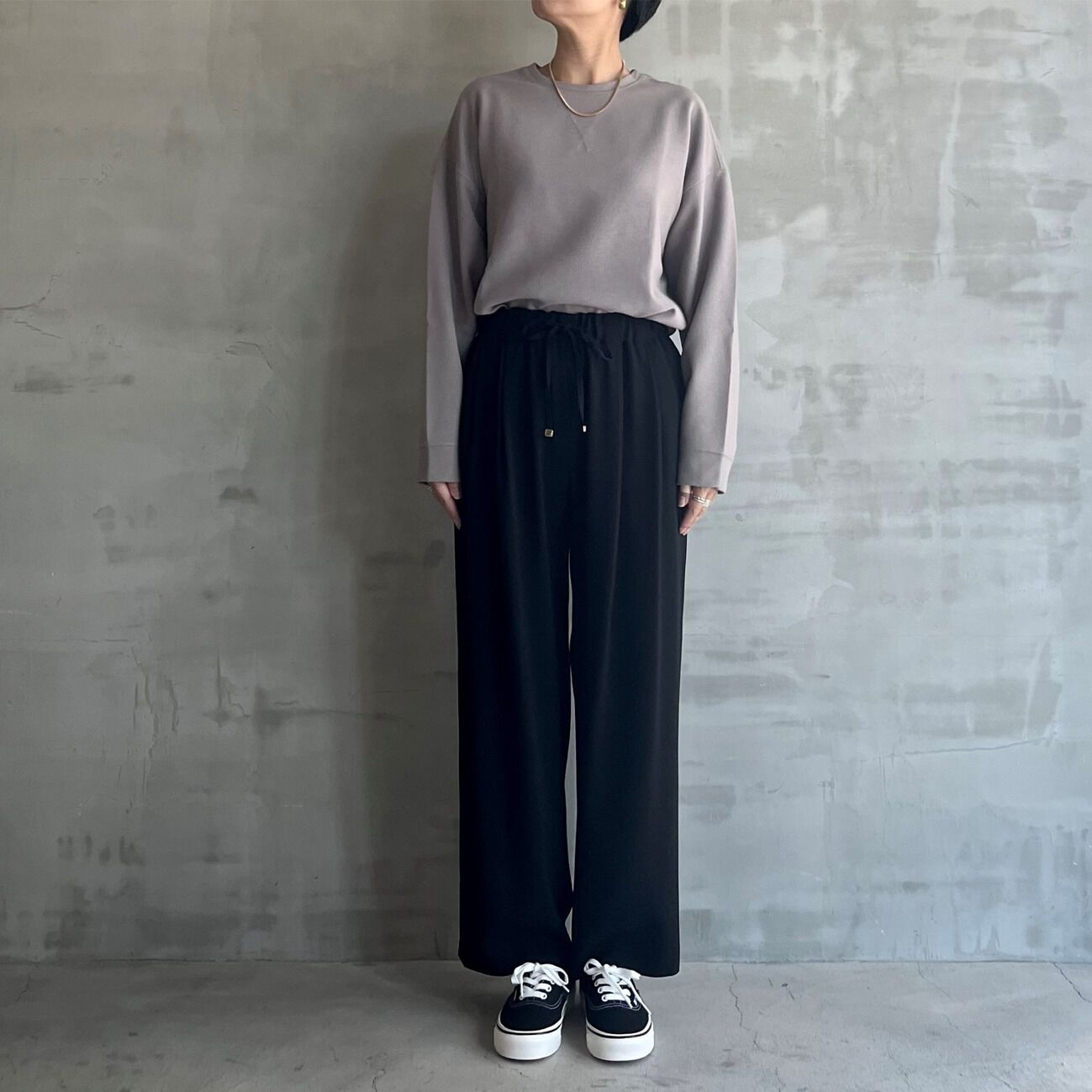 HELIOPOLE「HELIOPOLE BACK SATIN EASY TUCK PANTS」|チノ|