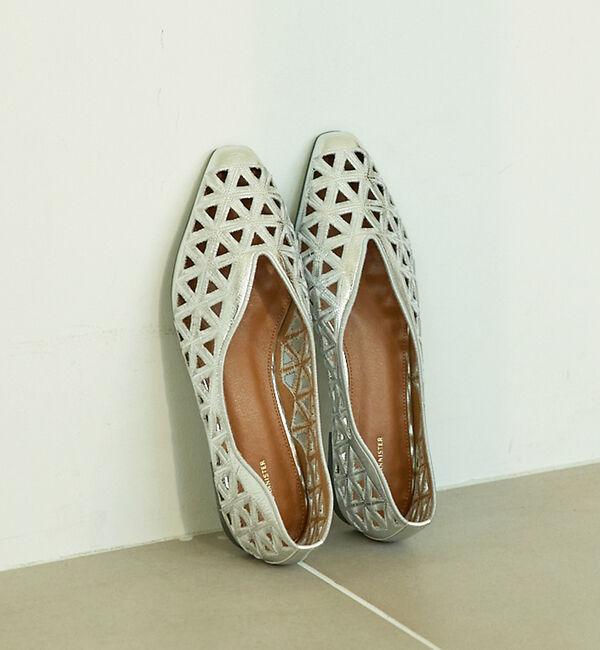 AU BANNISTER「【40周年】【Vibram/ヴィブラムソール】フラットパンプス」|パンプス|シルバー