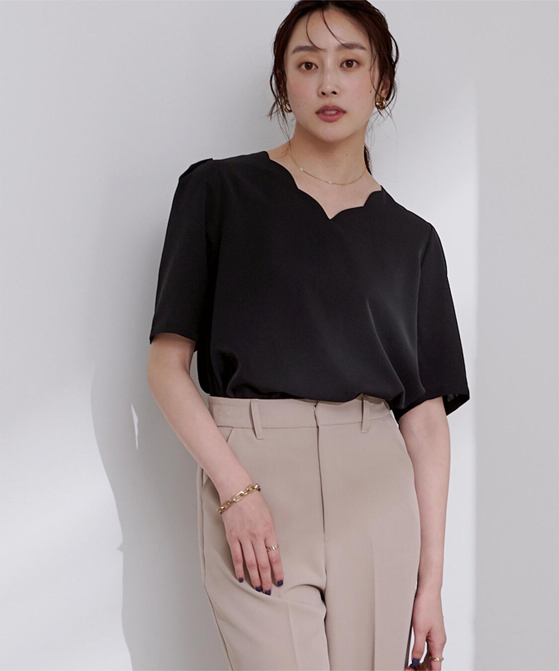 ur's「Vネックスカラップタックスリーブトップス」|Tシャツ・カットソー|ブラック