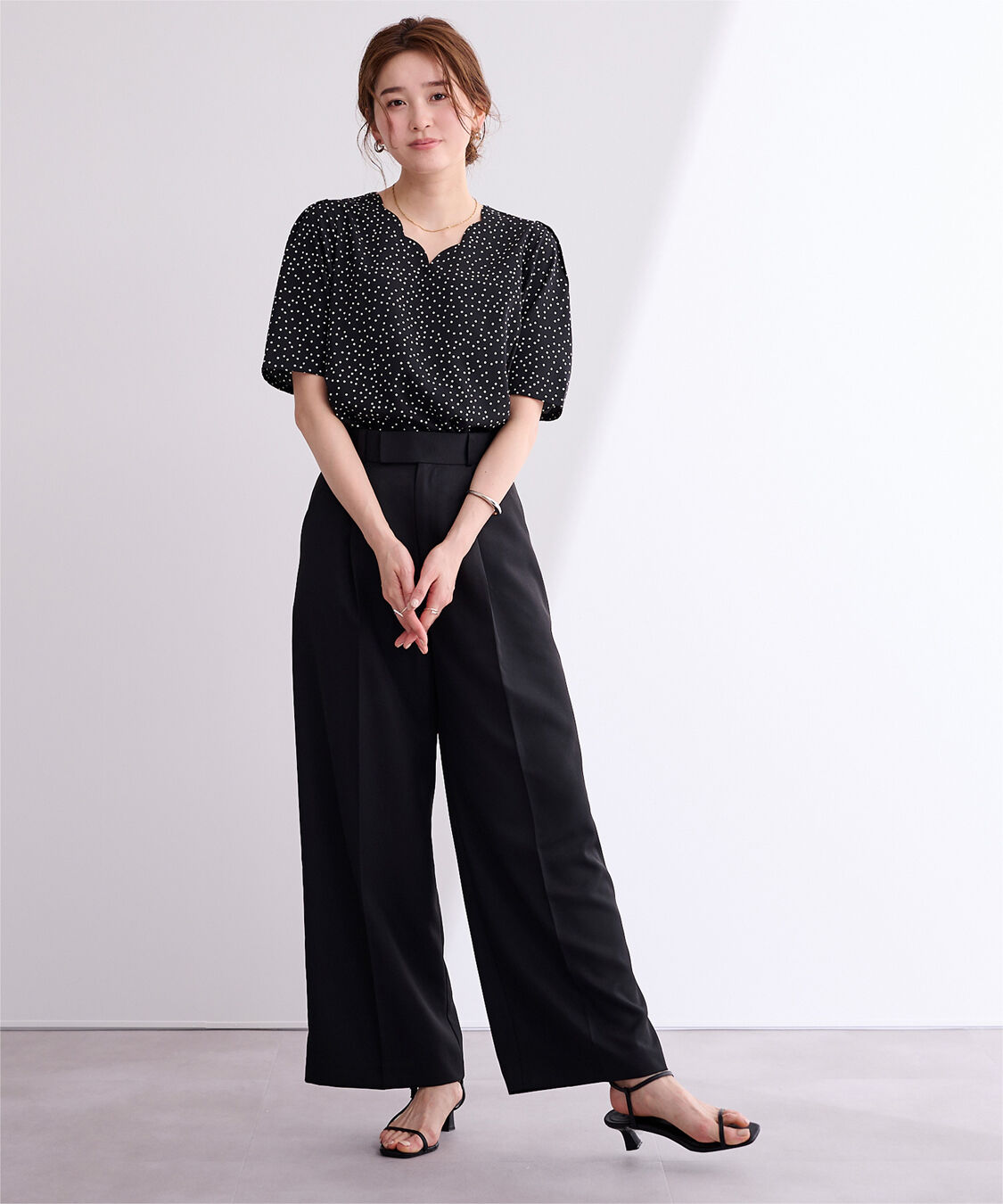 ur's「Vネックスカラップタックスリーブトップス」|Tシャツ・カットソー|