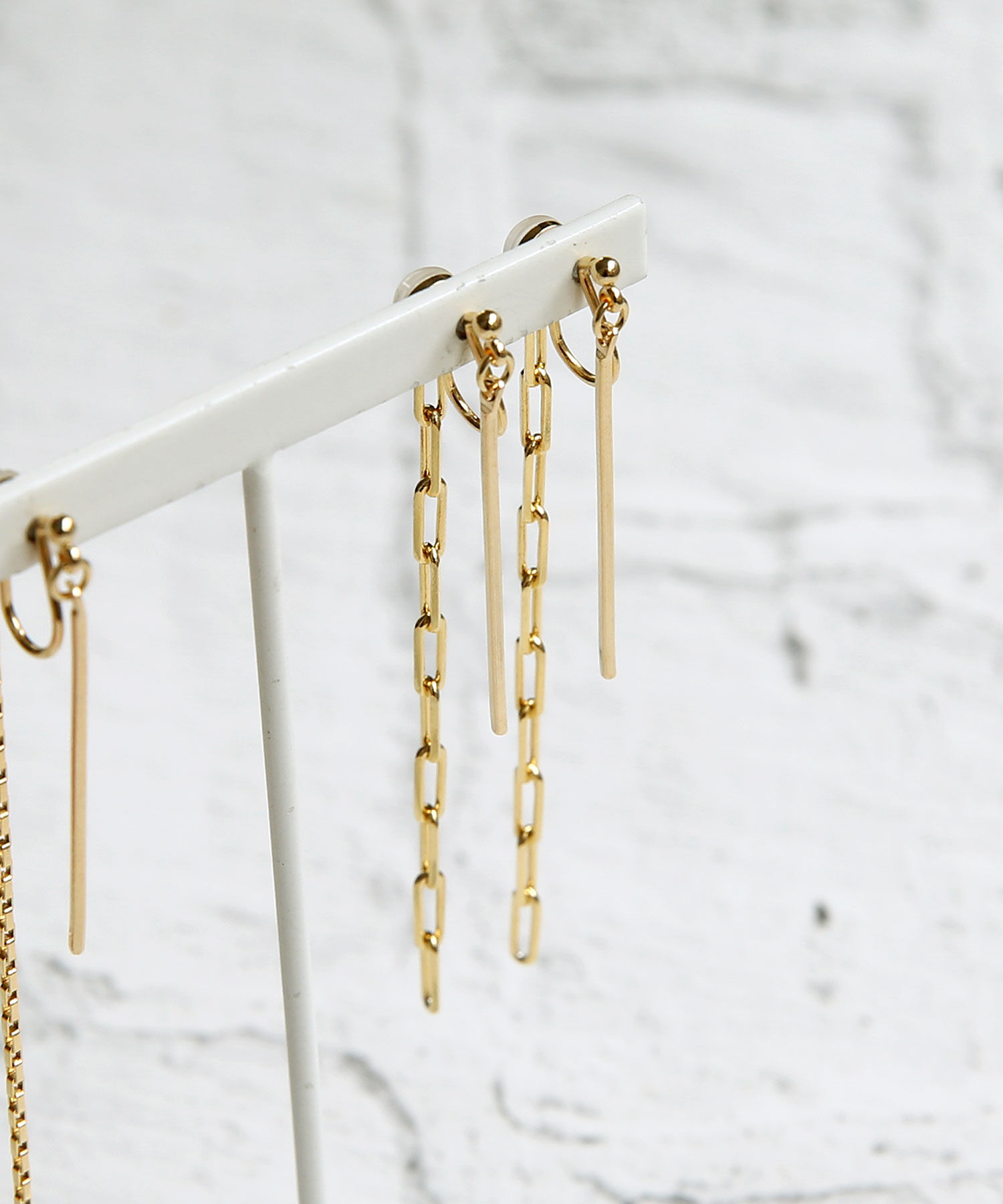 colleca la「ノンホール・バーとロングチェーンのイヤリング」|イヤリング|B