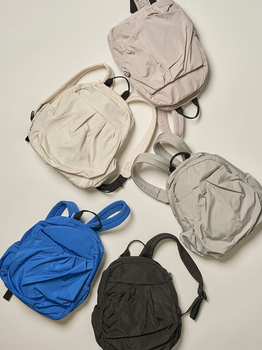 emmi atelier「【ONLINE限定カラー】eco 撥水ギャザーボディーバックパック」|リュック|