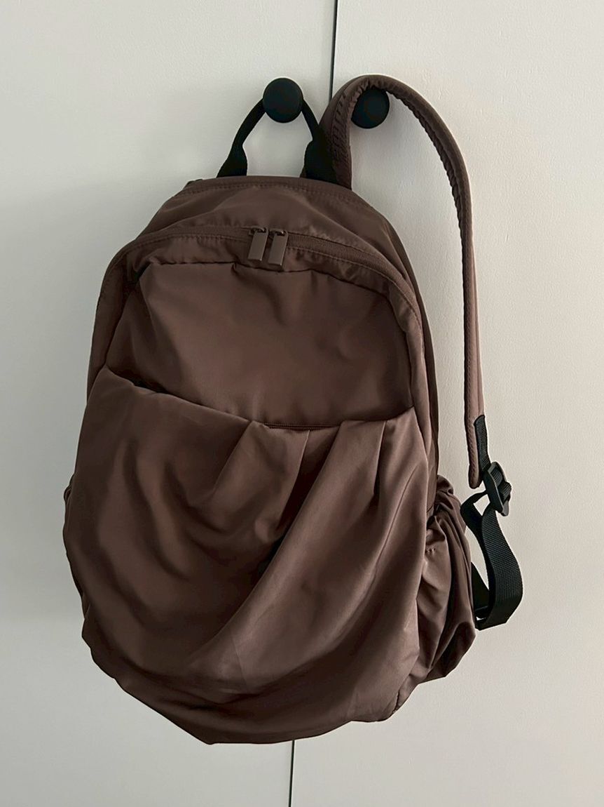 emmi atelier「【ONLINE限定カラー】eco 撥水ギャザーボディーバックパック」|リュック|