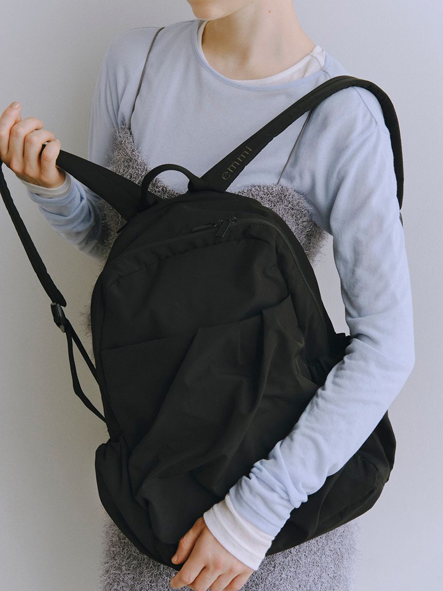 emmi atelier「【ONLINE限定カラー】eco 撥水ギャザーボディーバックパック」|リュック|