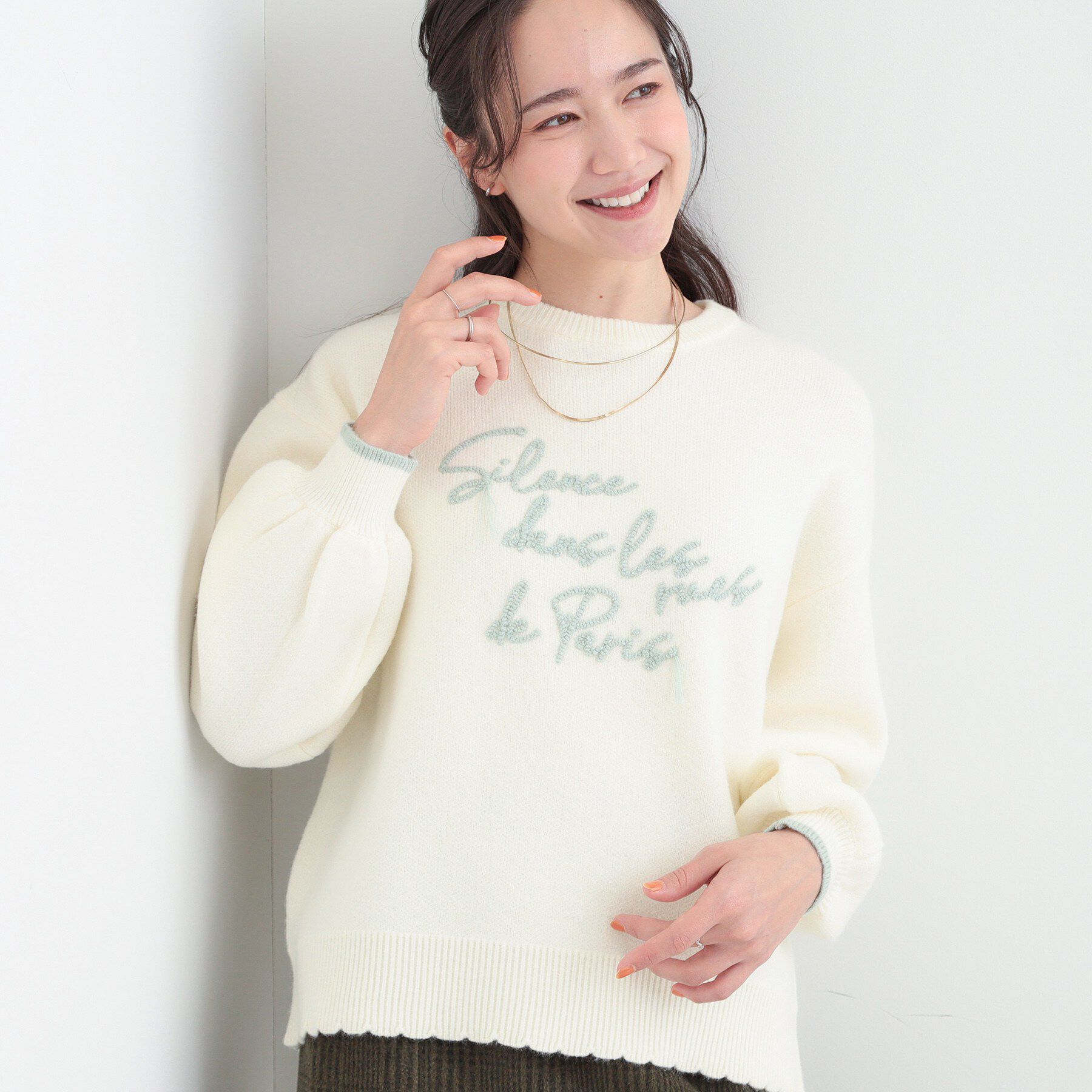 SHOO･LA･RUE「【洗濯機可/S-LL】裾スカラップが差がつく コード刺繍ロゴニット」|ニット・セーター|アイボリー(504)