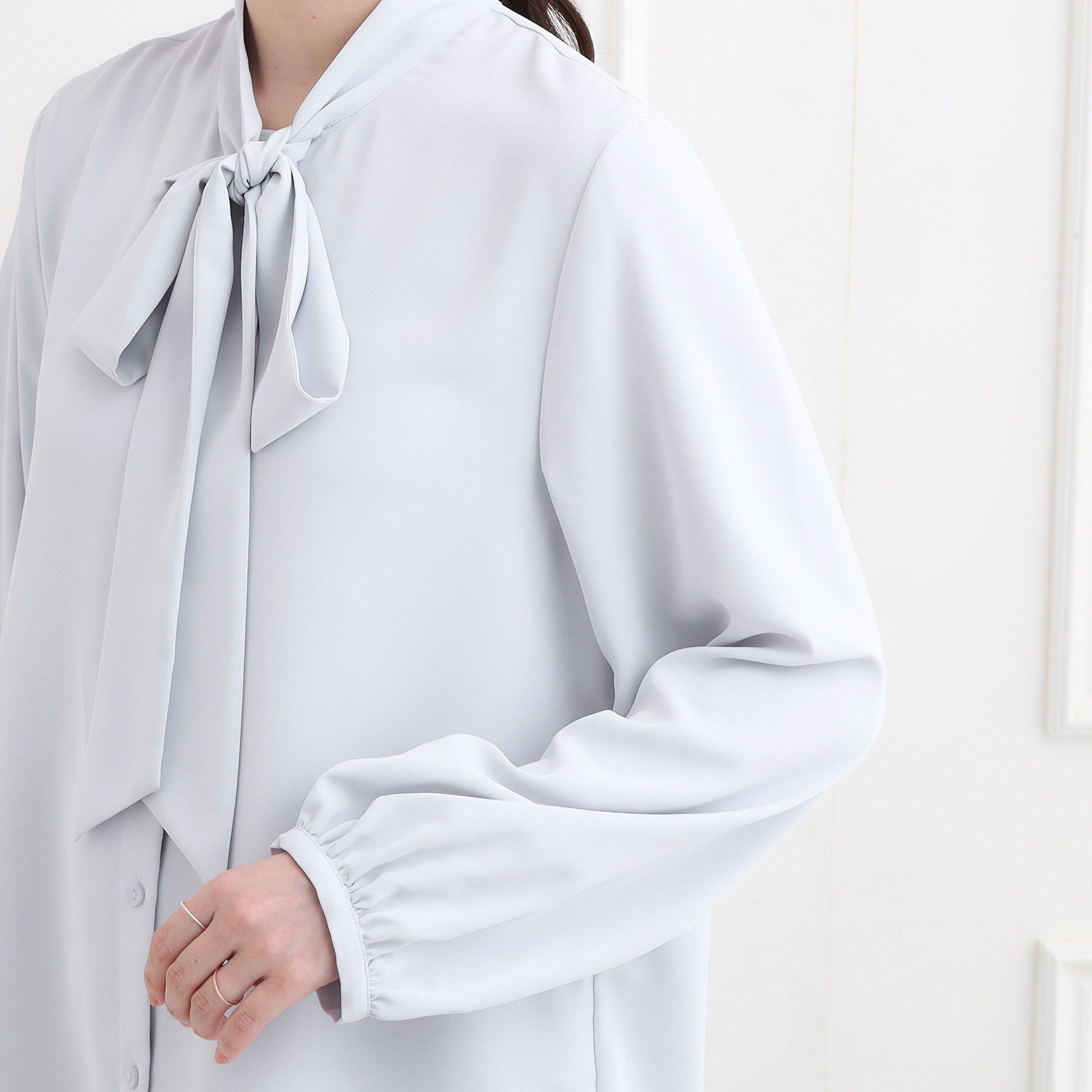 SHOO･LA･RUE「【洗濯機可】すっきりバランスにこだわった リボンタイブラウス」|シャツ・ブラウス|