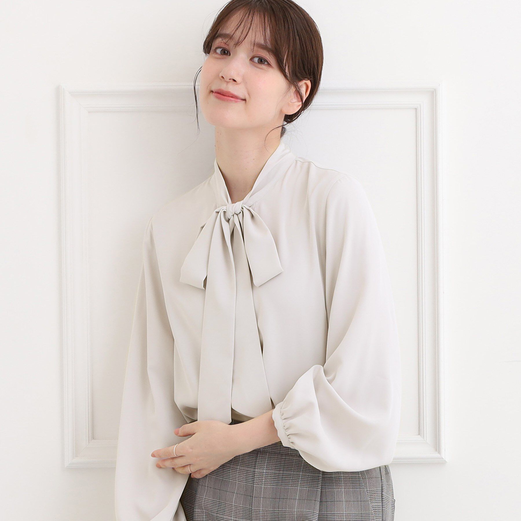 SHOO･LA･RUE「【洗濯機可】すっきりバランスにこだわった リボンタイブラウス」|シャツ・ブラウス|ライトベージュ(05