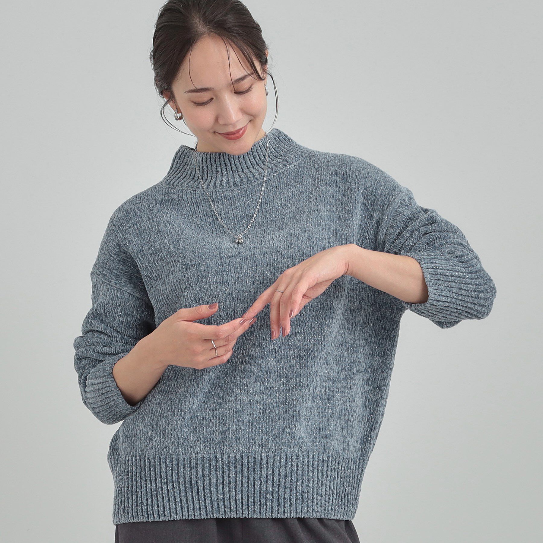 SHOO･LA･RUE「【S-LL】ほんのりラメで女性らしい ベロアモールモックネックニット」|ニット・セーター|ブルー(091)